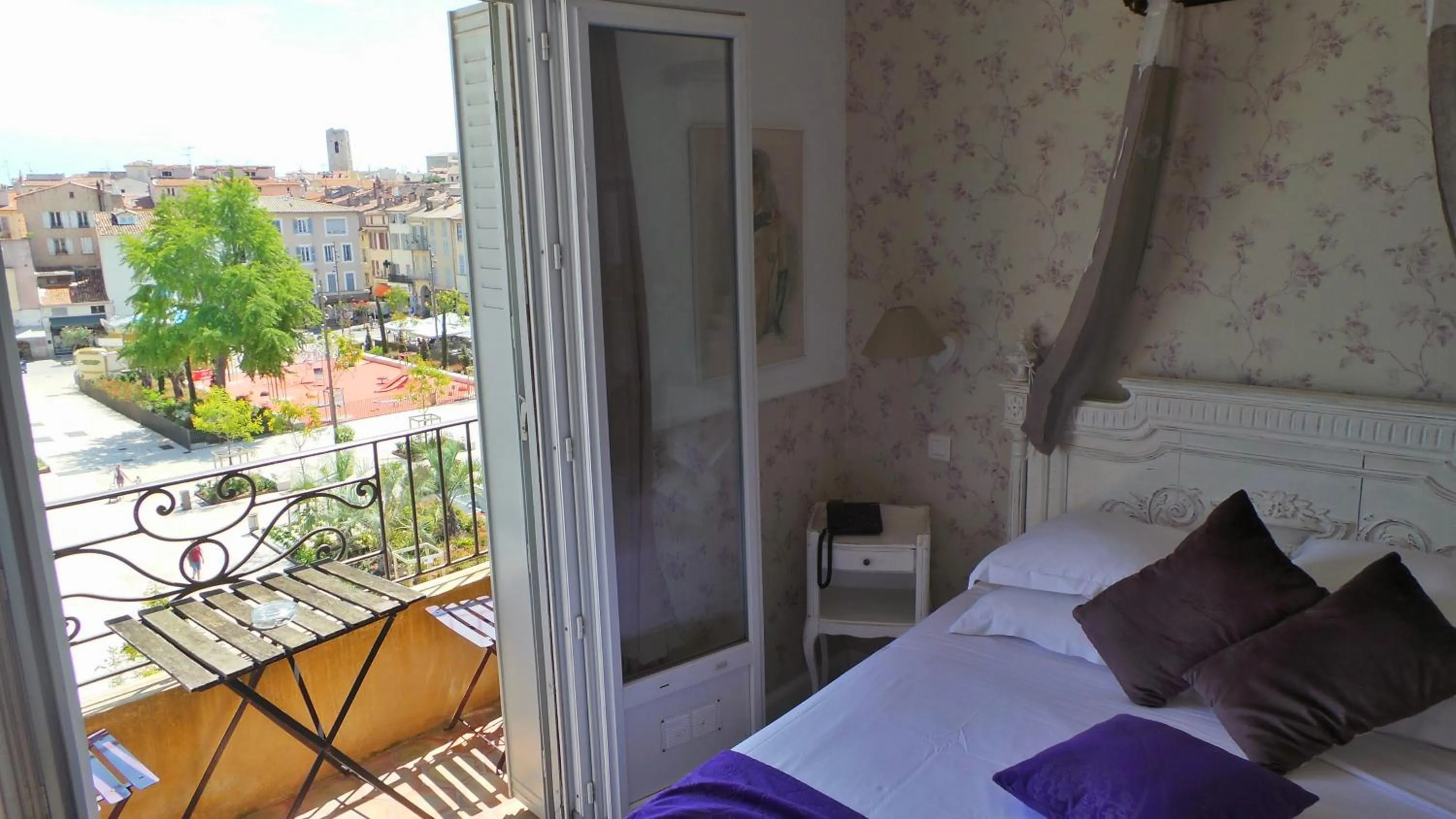 Balcony/Terrace, Bed in Hotel Relais Du Postillon