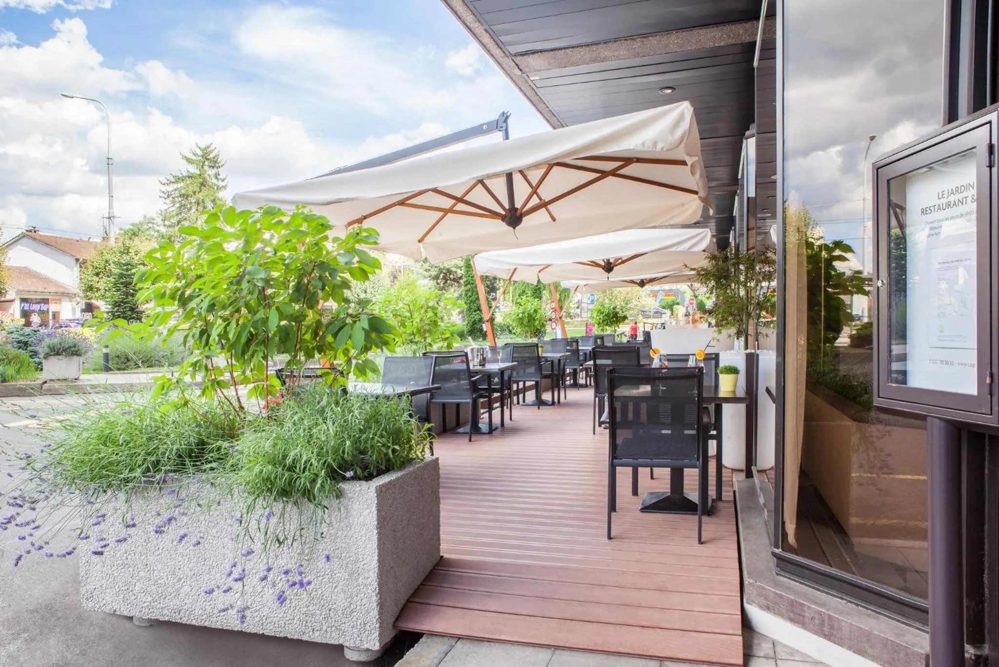 Lounge or bar in Crowne Plaza Geneva by IHG