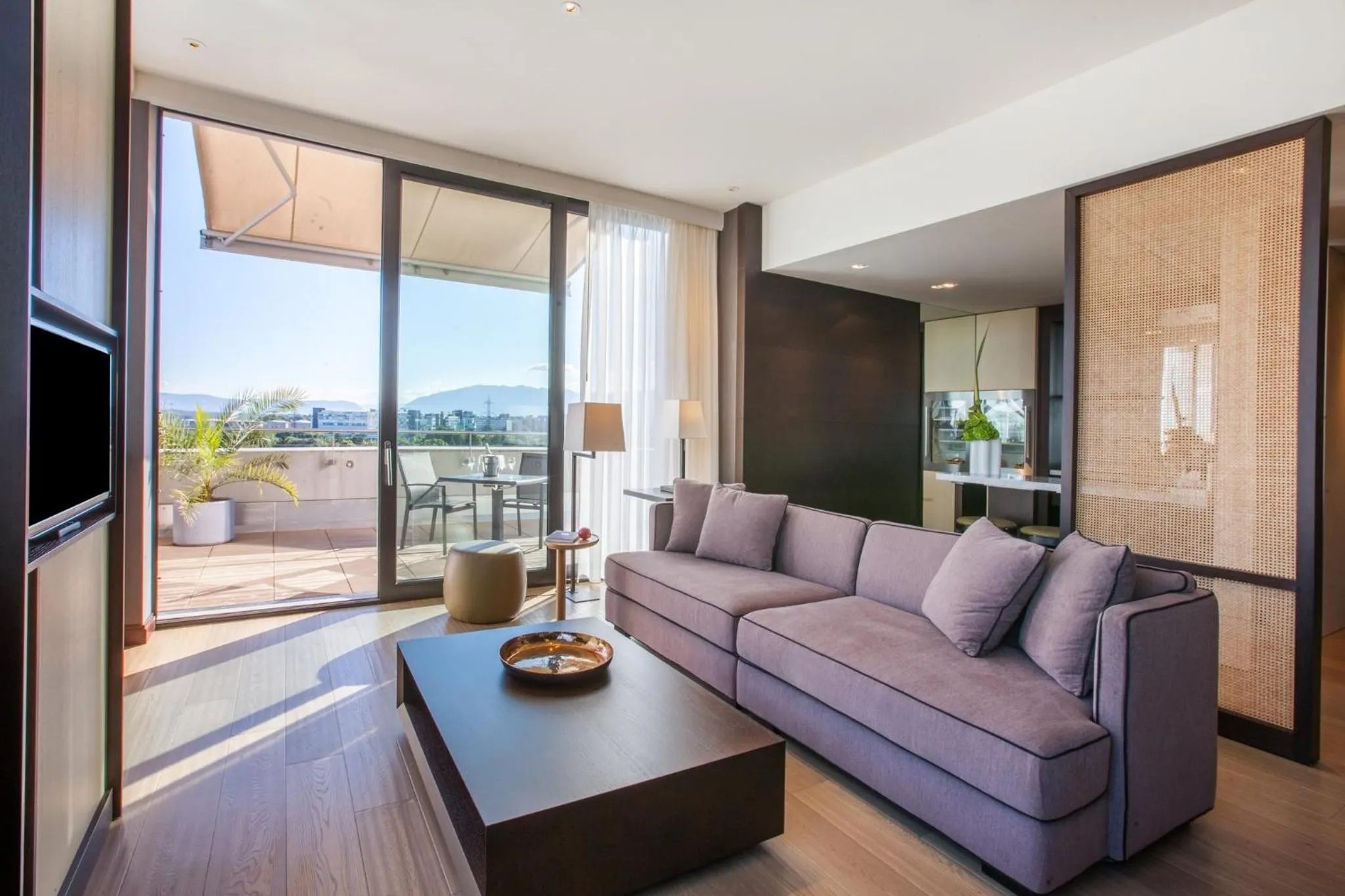 Photo of the whole room in Crowne Plaza Geneva by IHG