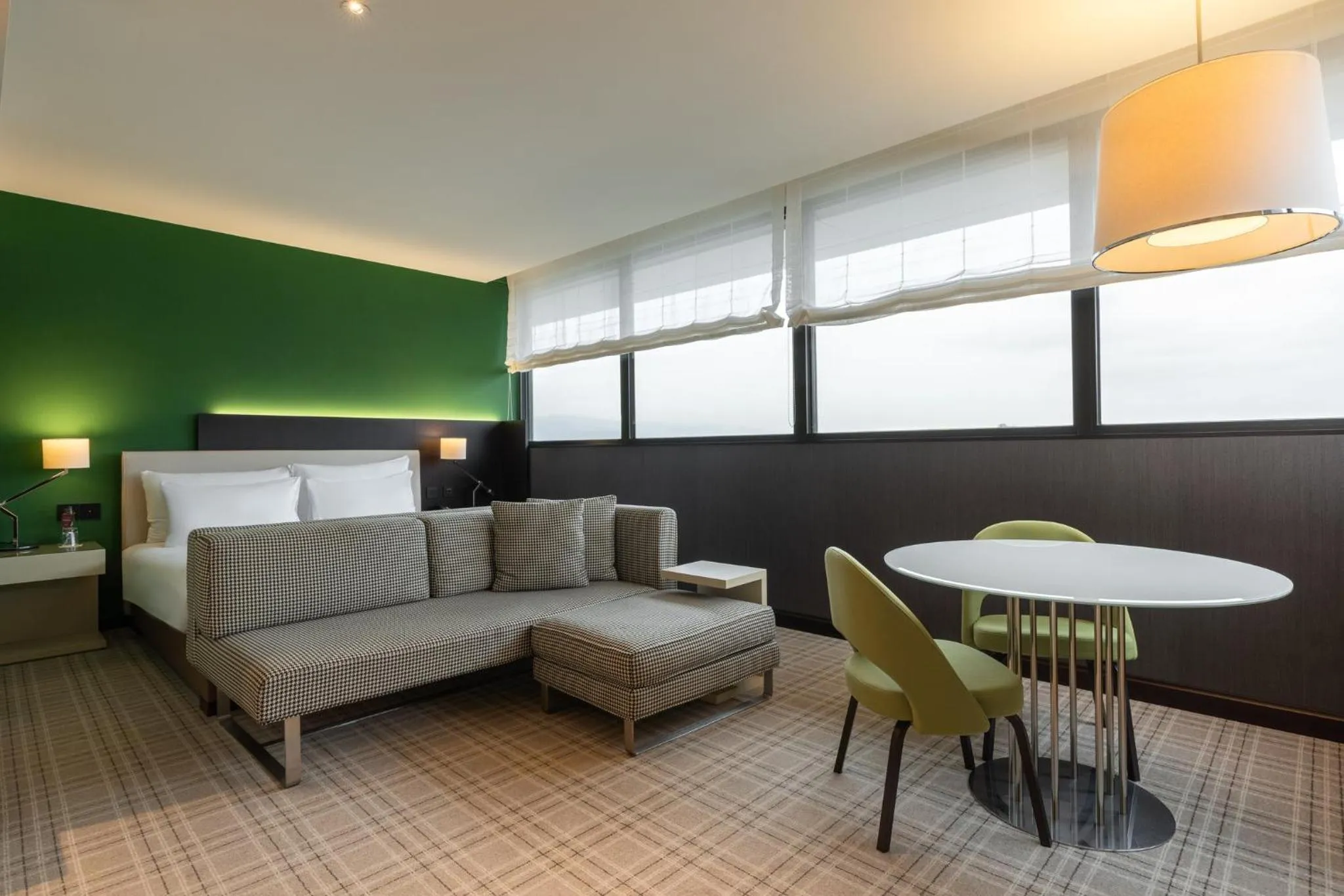 Photo of the whole room in Crowne Plaza Geneva by IHG