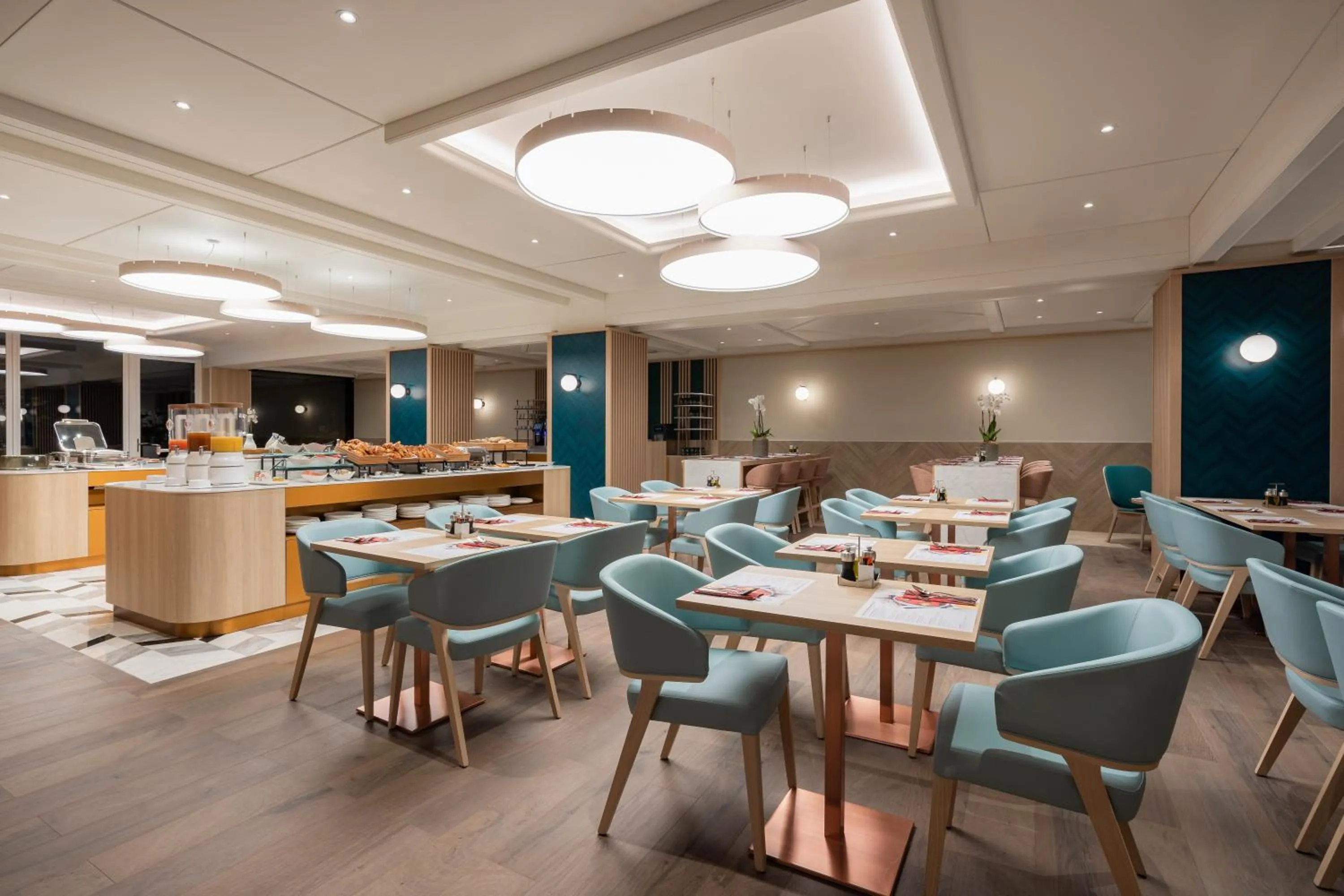 Restaurant/places to eat in Crowne Plaza Geneva by IHG