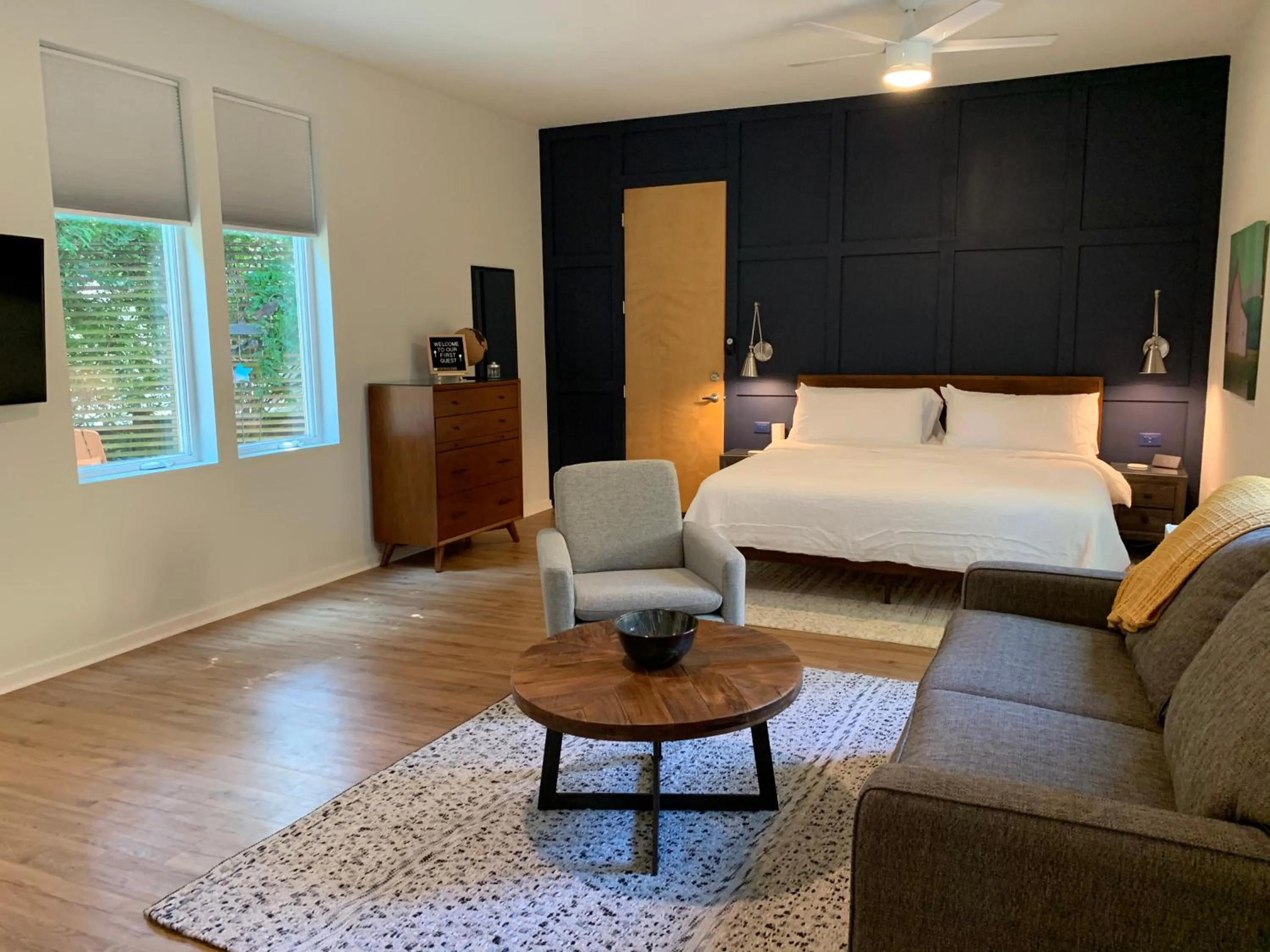 Bed in NormalBnB - 2 Blocks From Restaurants, Bars, Hospital