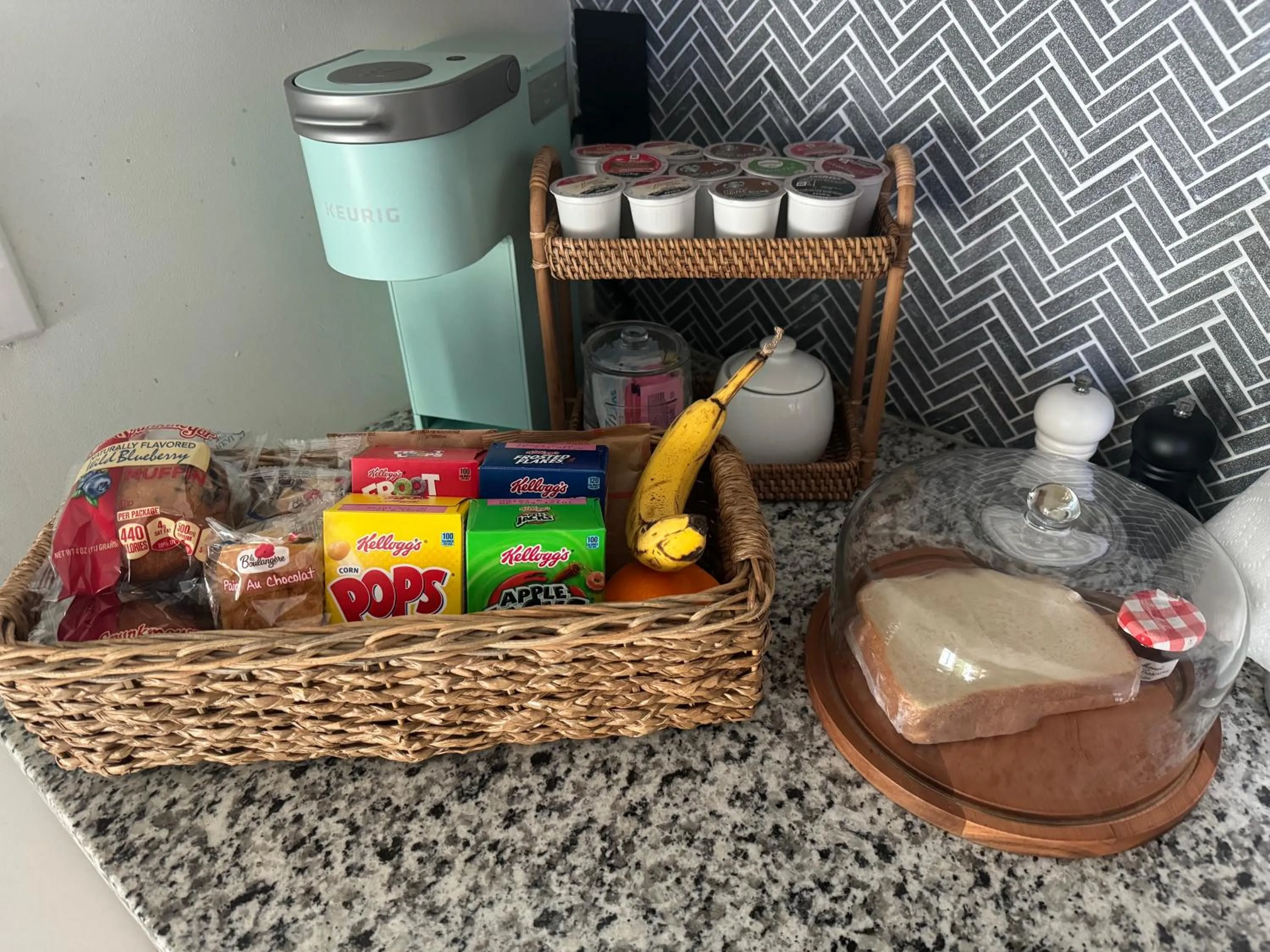 Breakfast in NormalBnB - 2 Blocks From Restaurants, Bars, Hospital