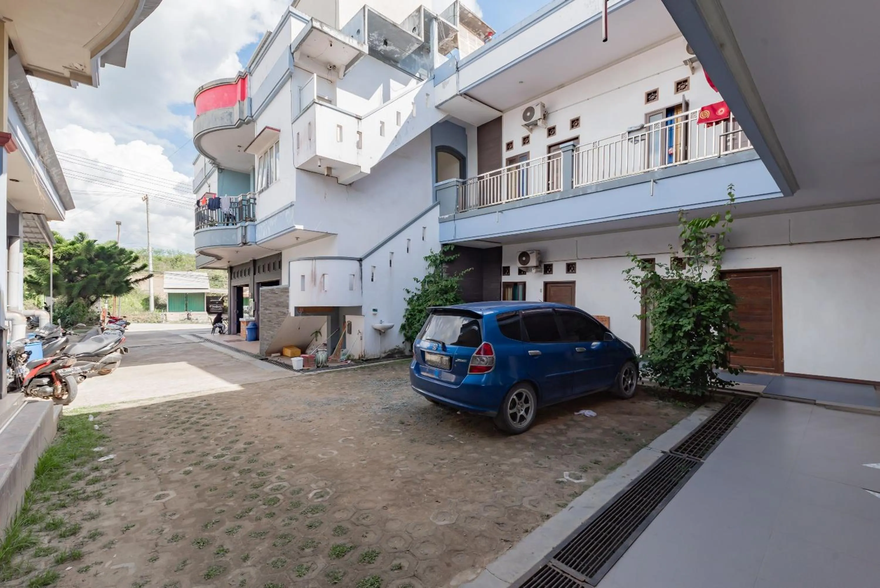 Parking in RedDoorz near GOR Sempaja Samarinda