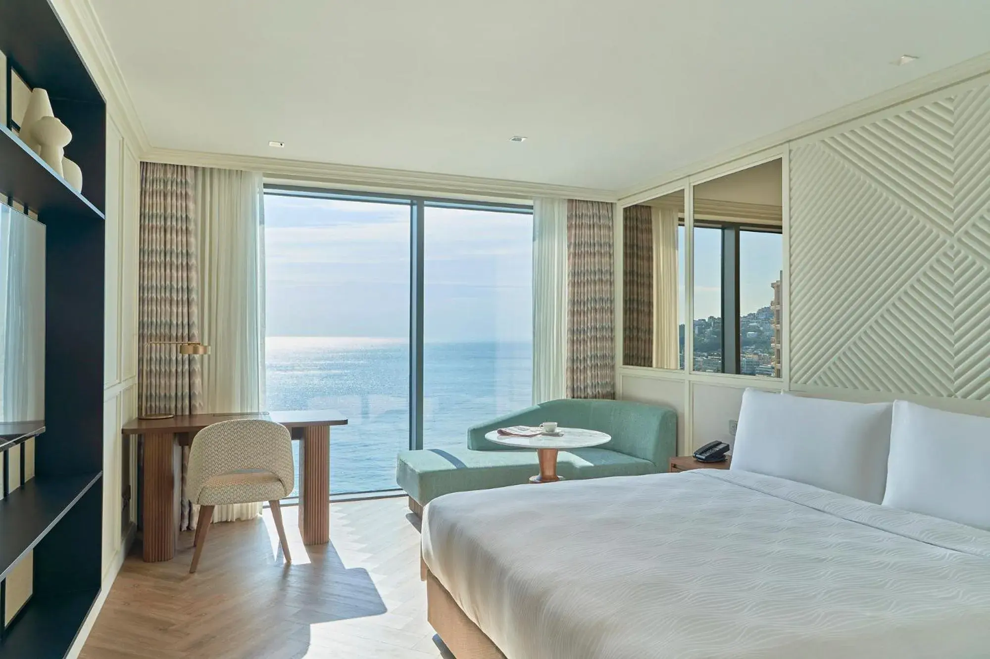 Deluxe King Room with Ocean View in Grand Josun Busan Deluxe King Room with Ocean View in Grand Josun Busan