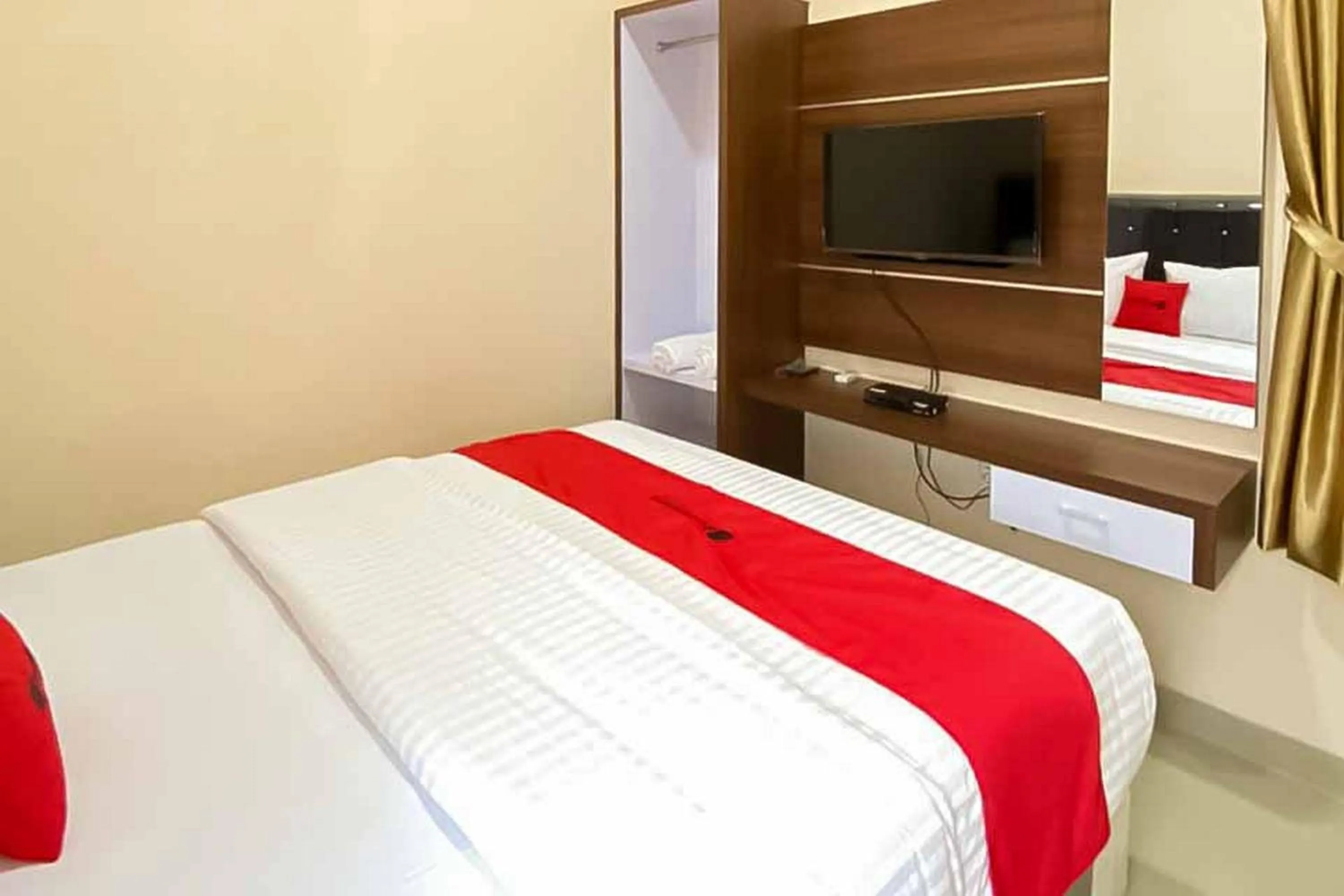 Bed in RedDoorz Plus at Permata Gueshouse Lampung