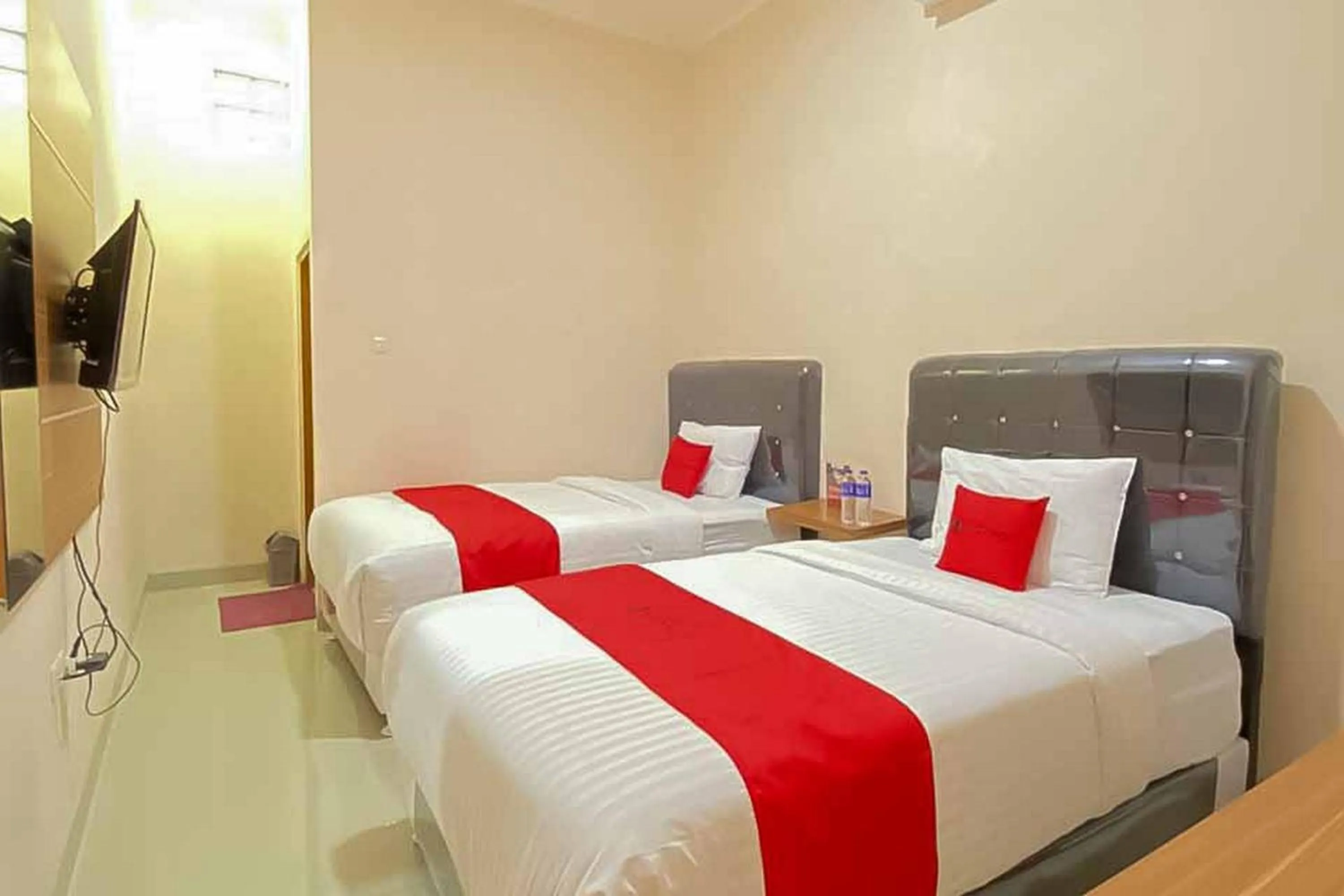 Bed in RedDoorz Plus at Permata Gueshouse Lampung