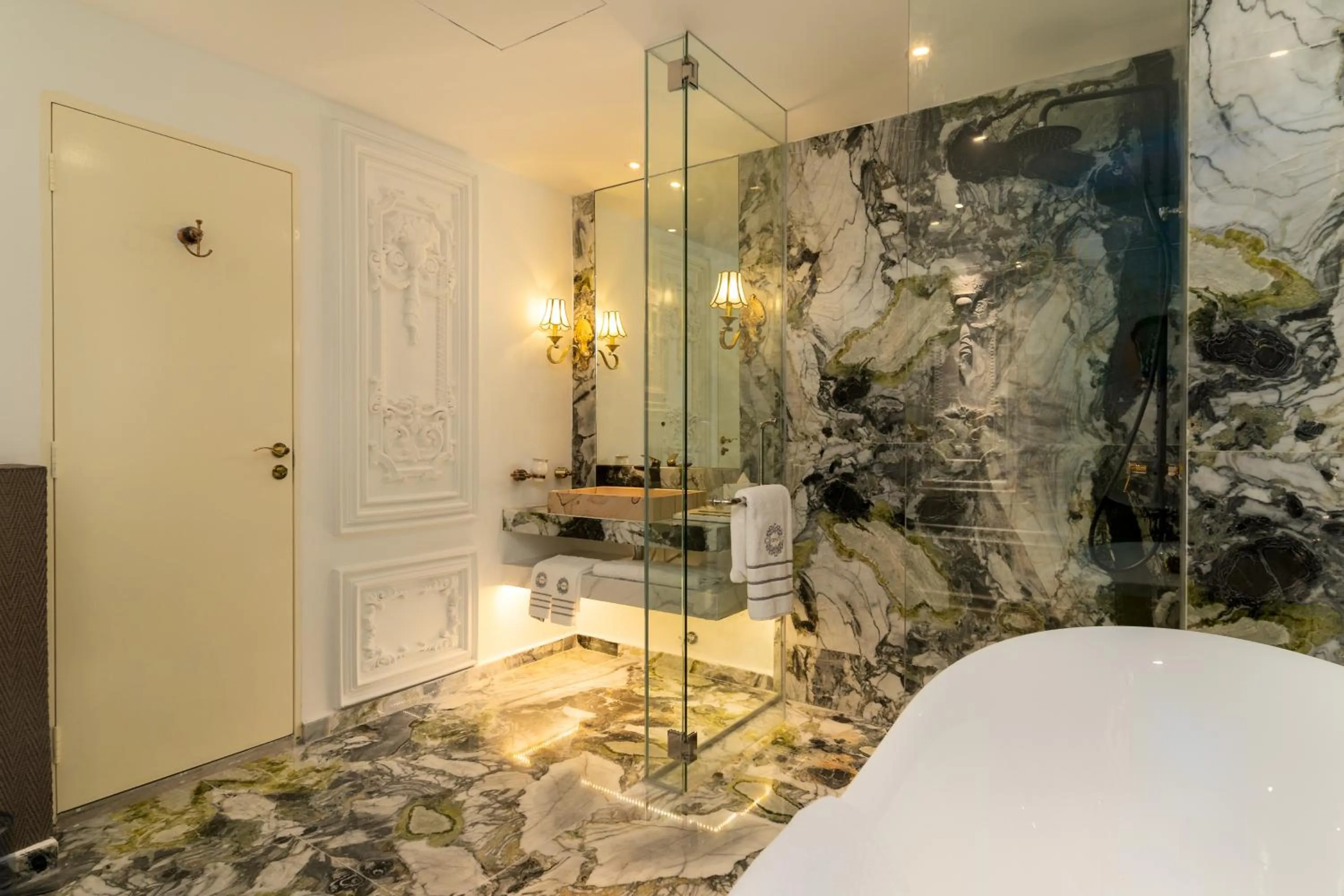 Bathroom in arte by Thomas Chan