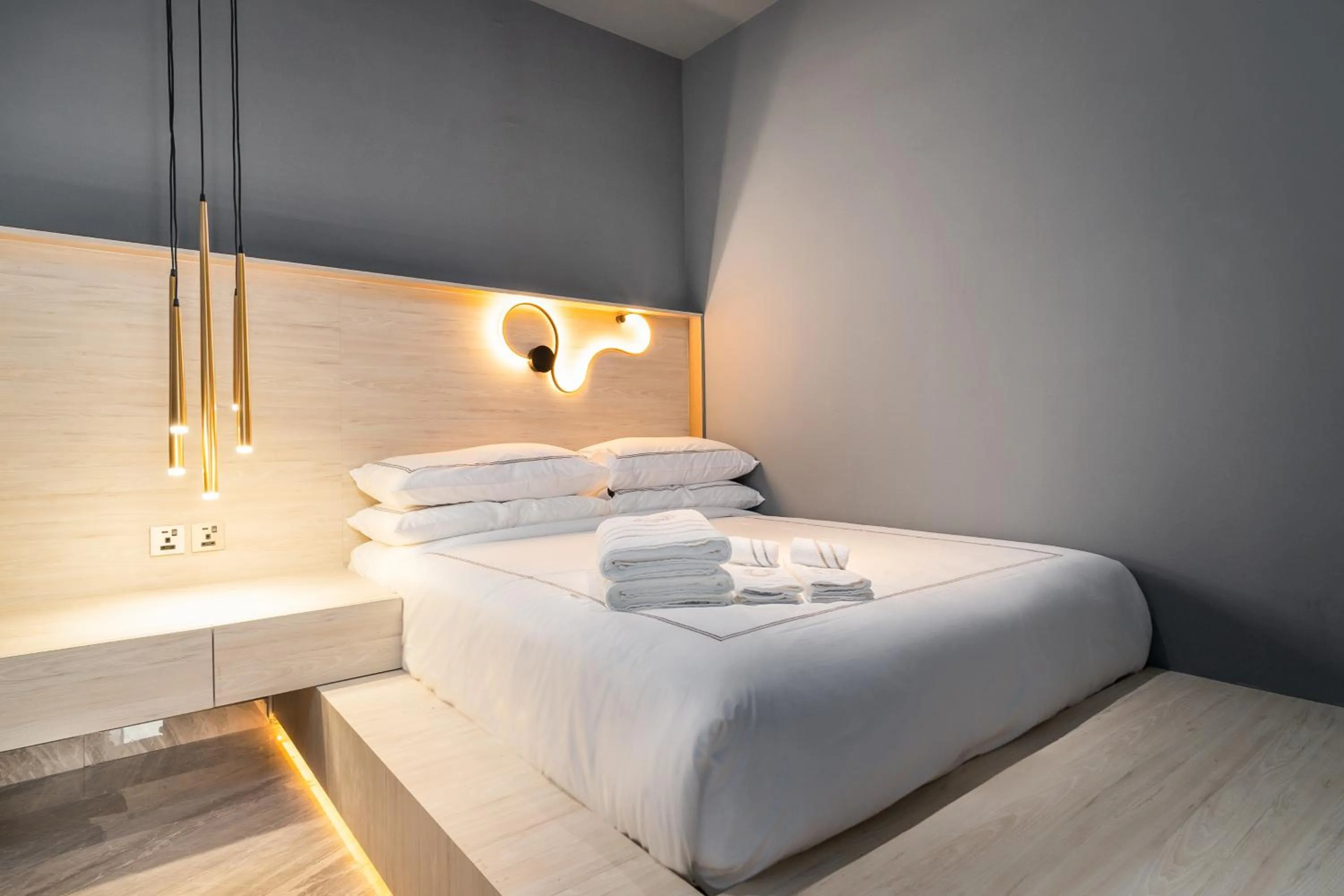 Bedroom, Bed in arte by Thomas Chan