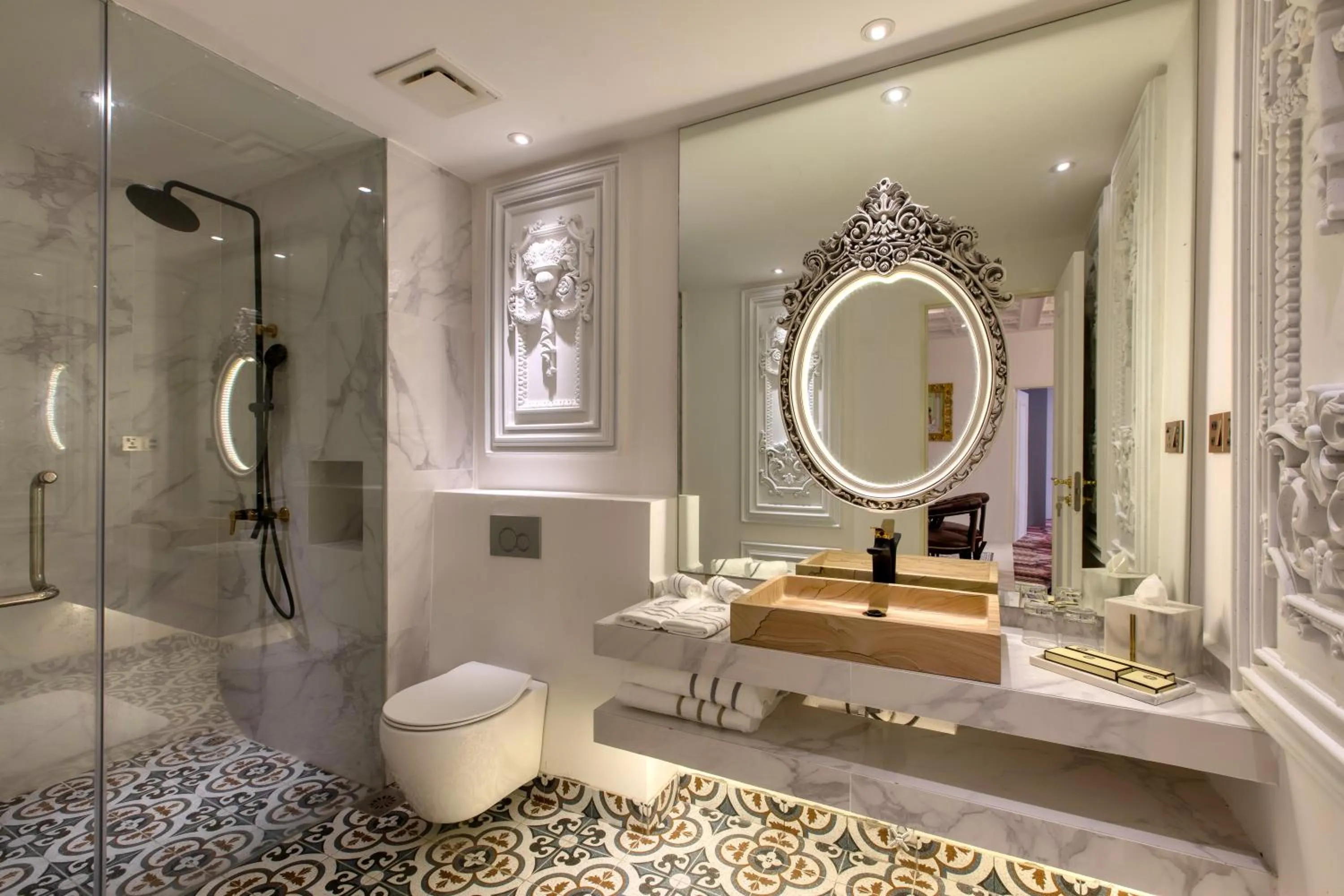 Shower in arte by Thomas Chan