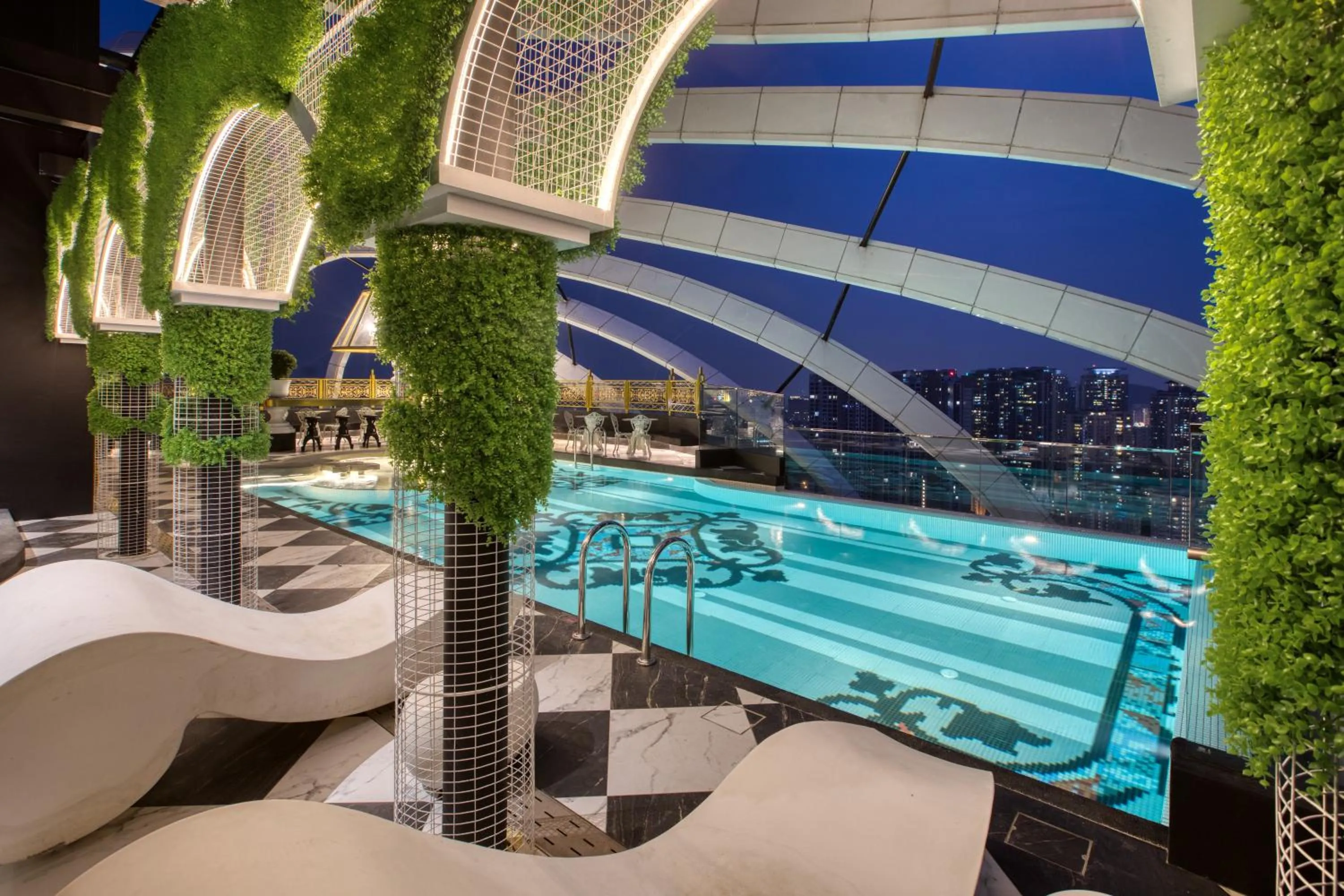 Swimming pool in arte by Thomas Chan