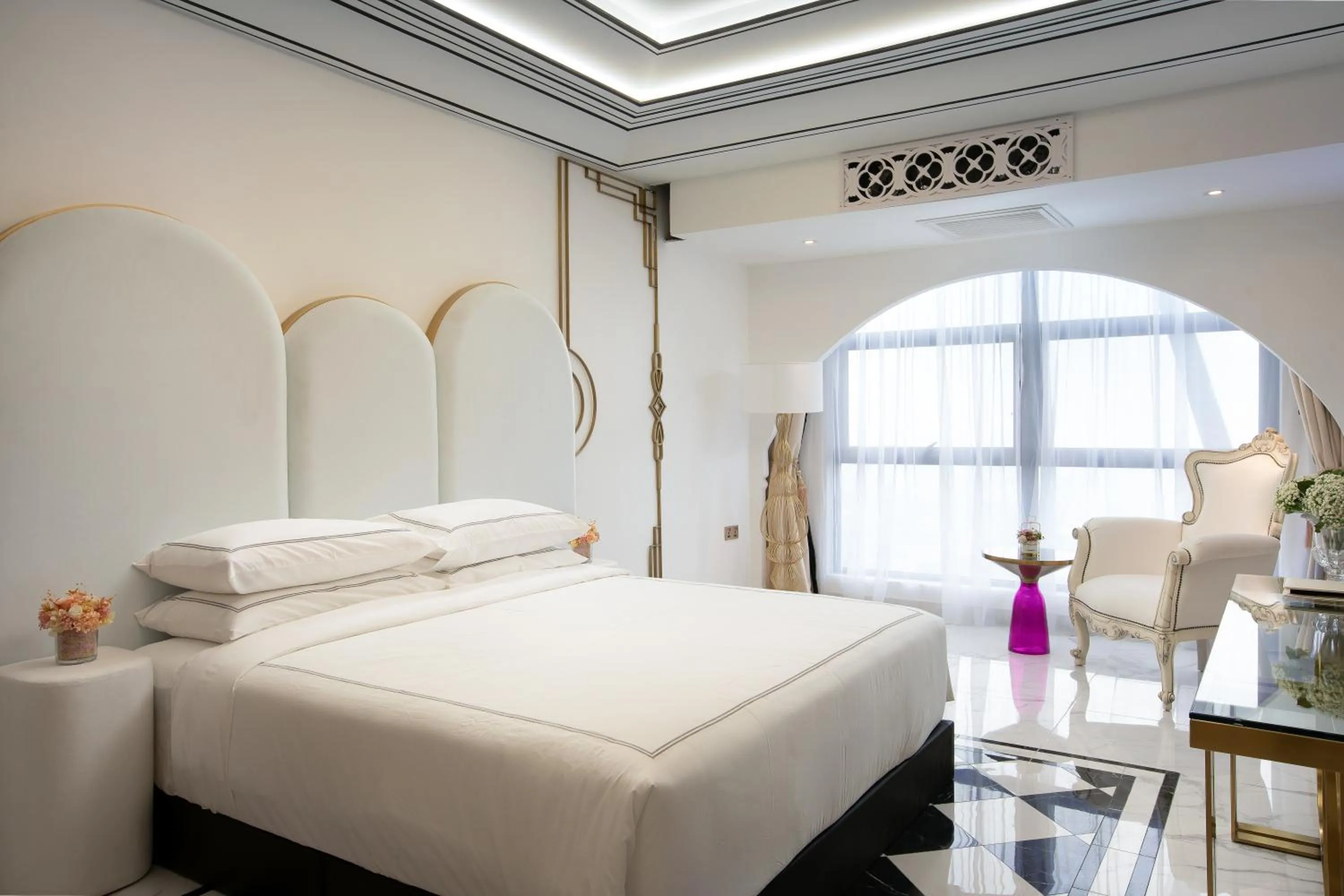 Bedroom, Bed in arte by Thomas Chan