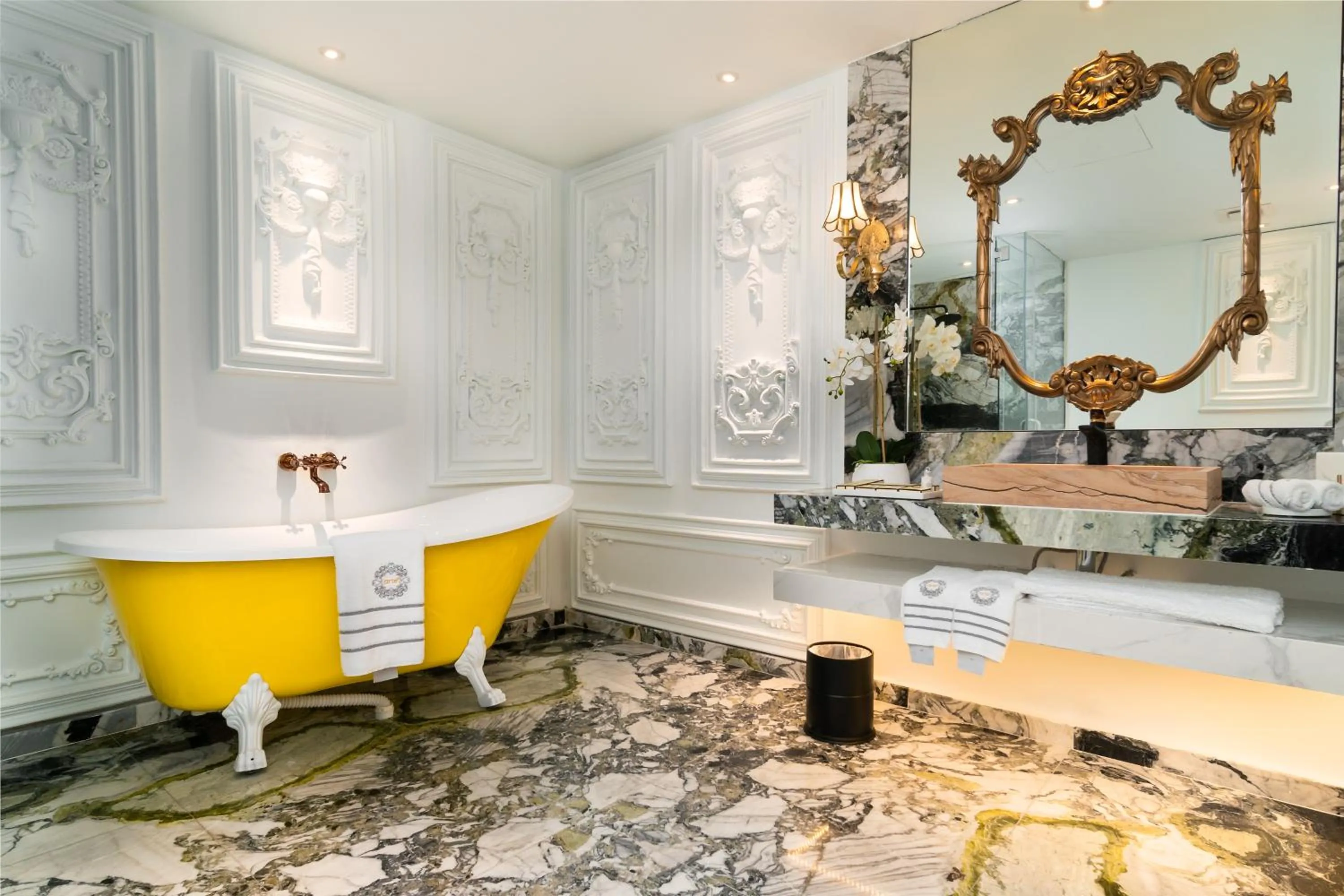 Bathroom in arte by Thomas Chan