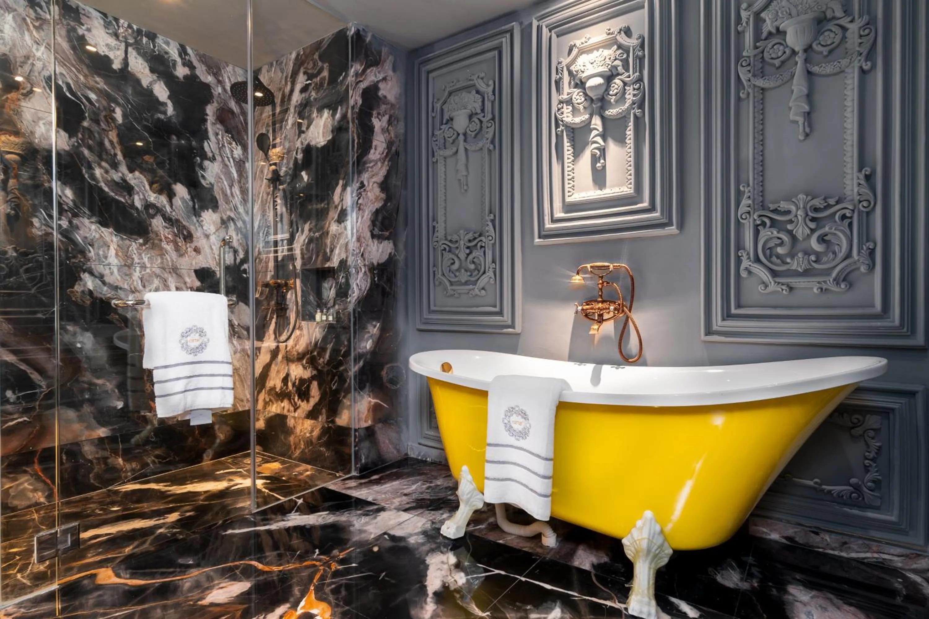 Bathroom in arte by Thomas Chan