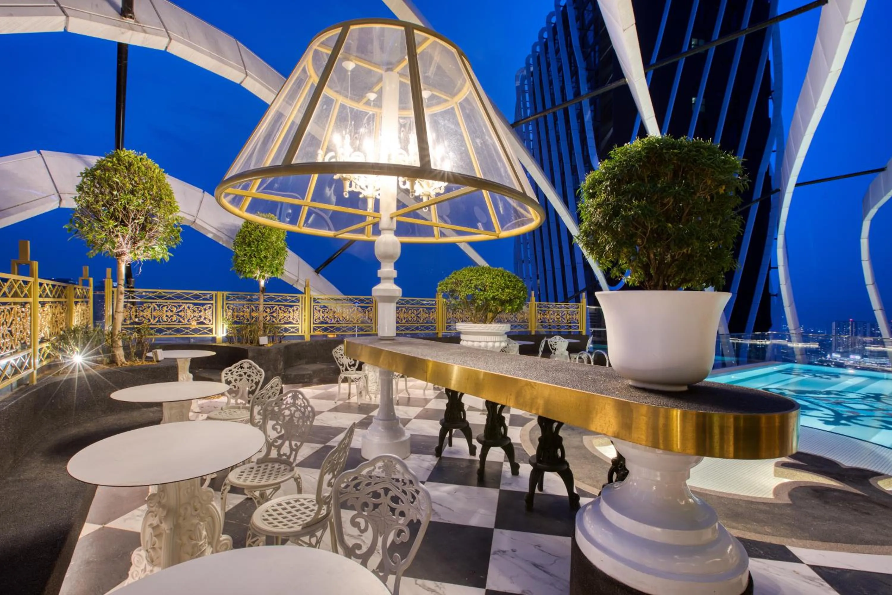 Swimming pool in arte by Thomas Chan