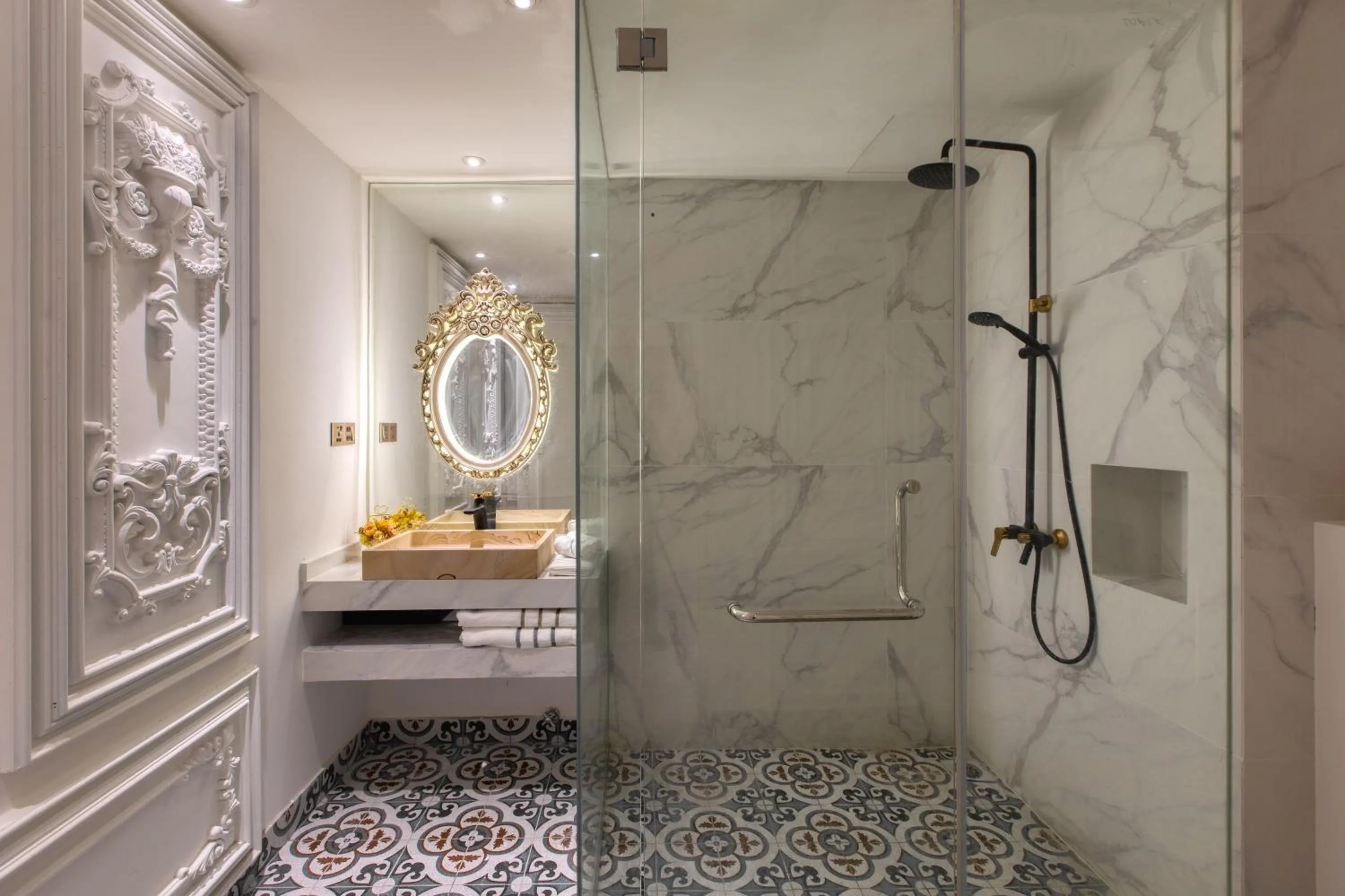 Shower in arte by Thomas Chan