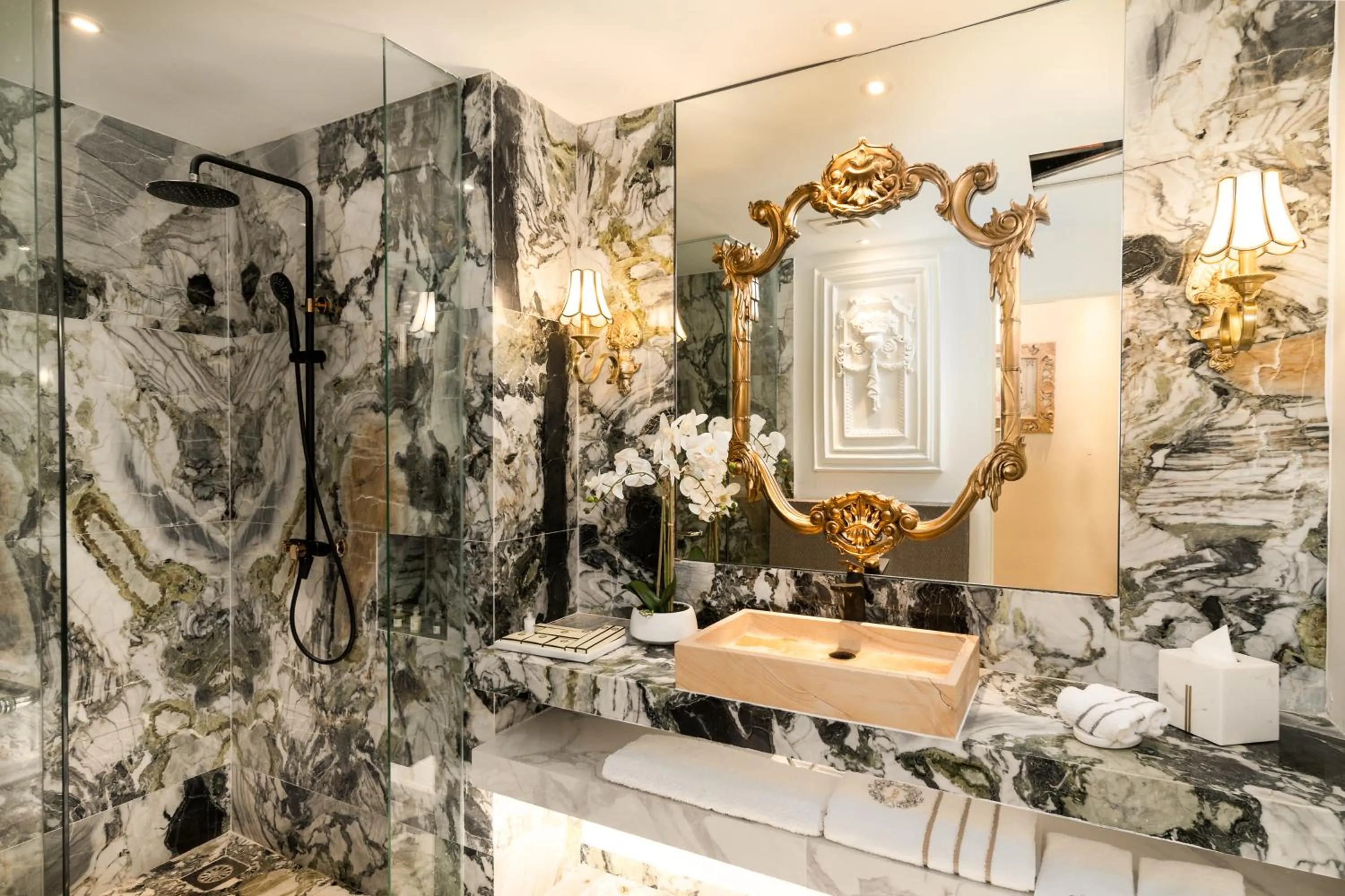 Bathroom in arte by Thomas Chan