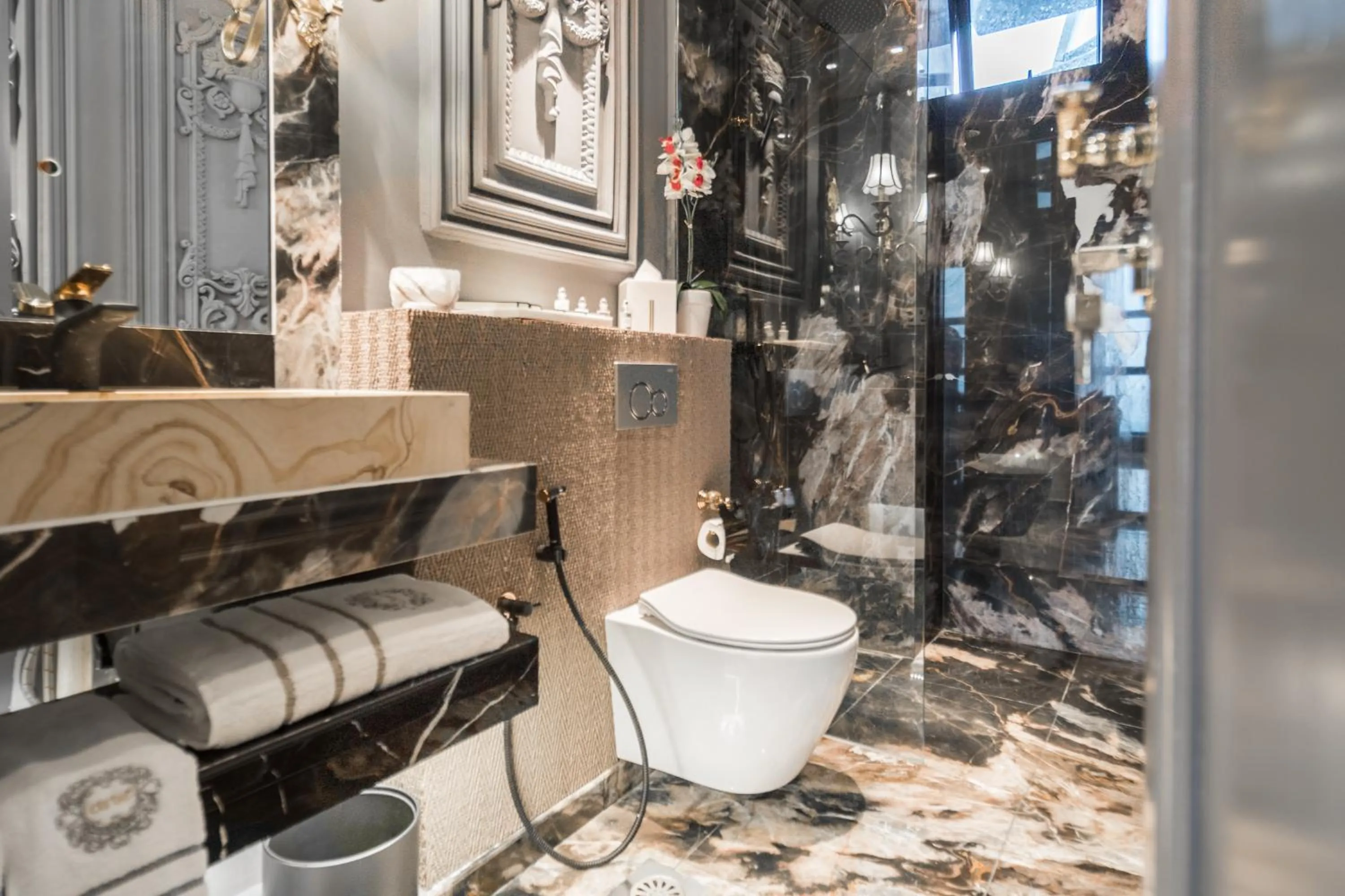 Shower in arte by Thomas Chan