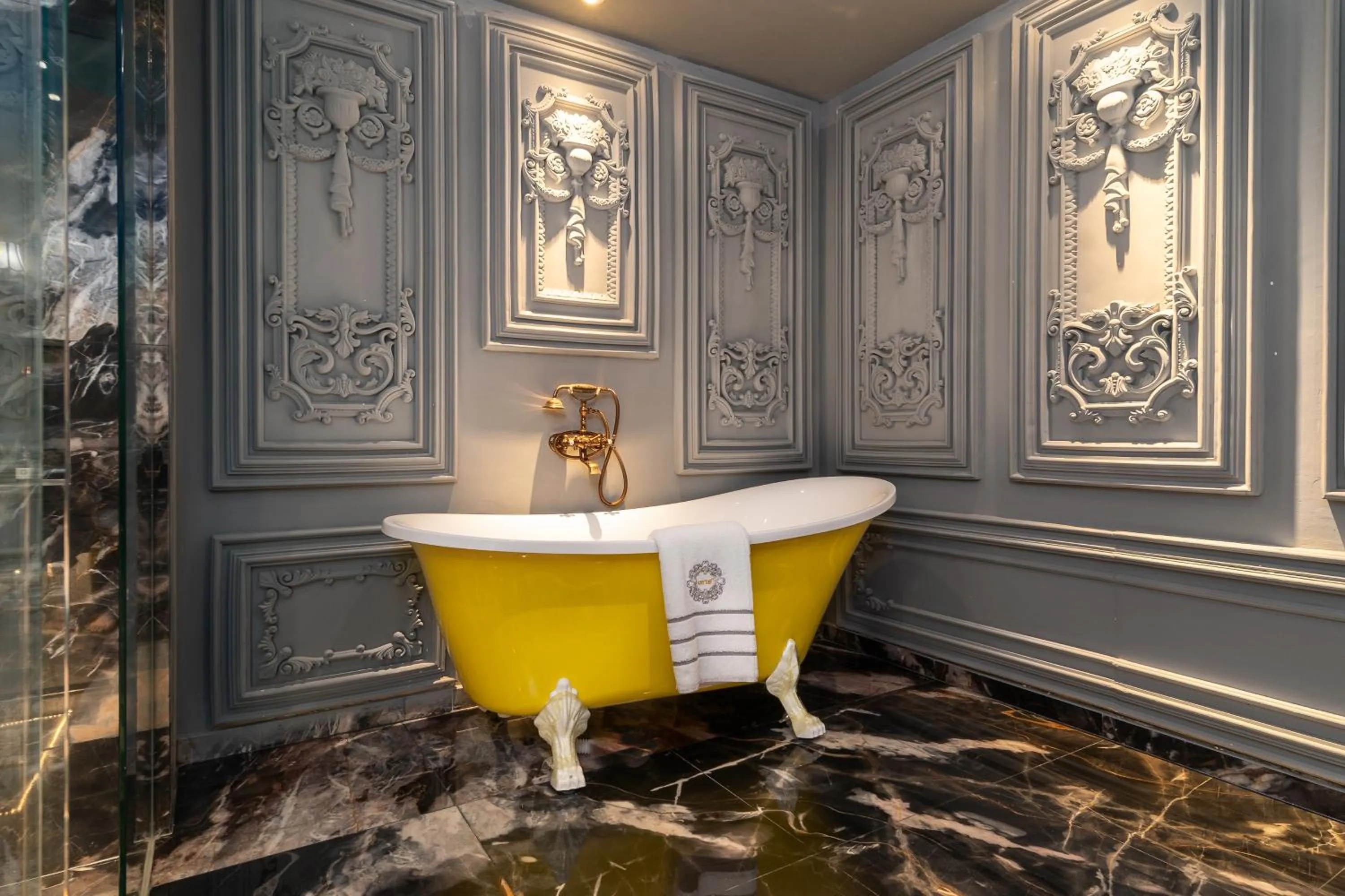 Bathroom in arte by Thomas Chan