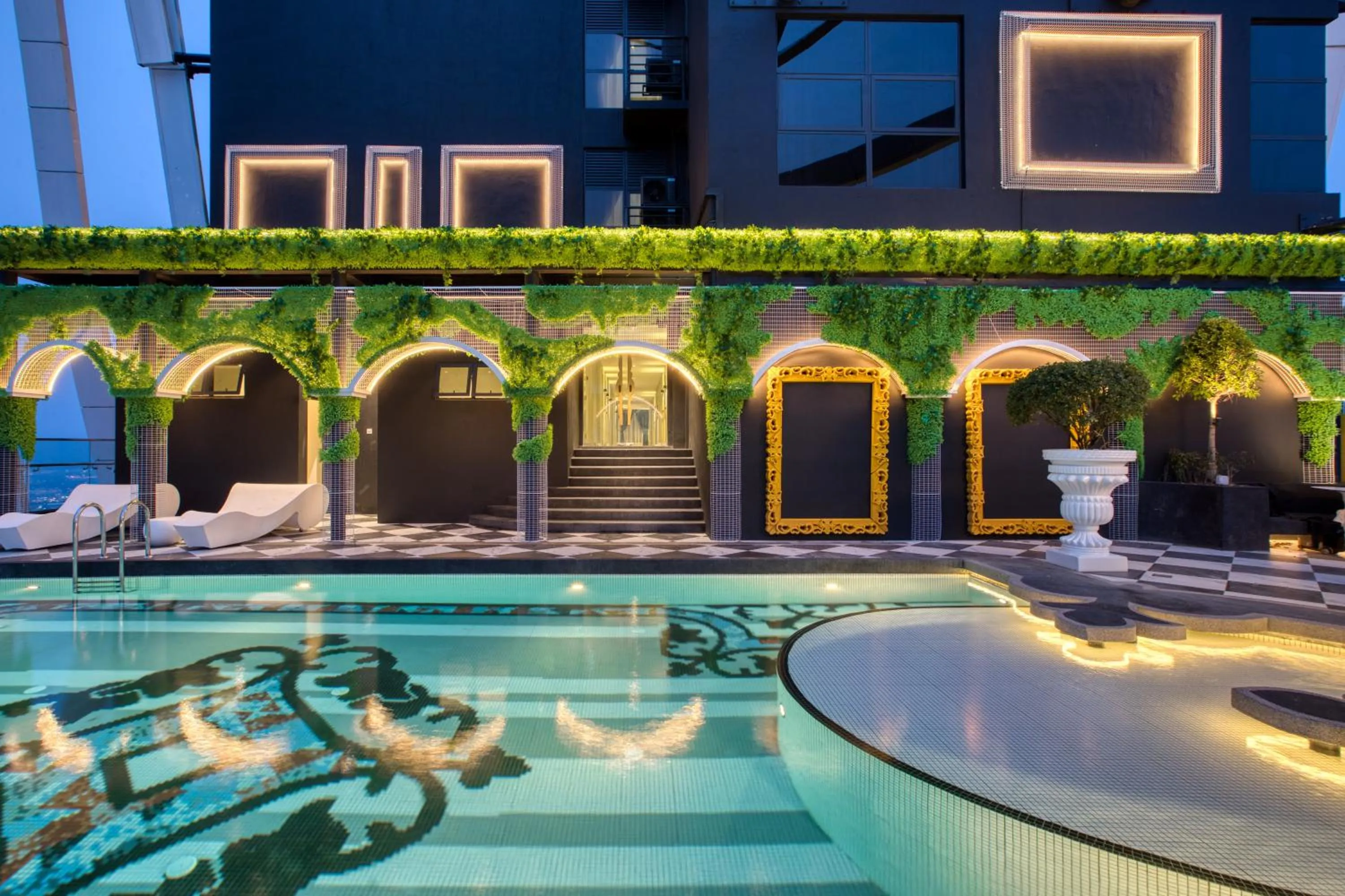 Swimming pool in arte by Thomas Chan