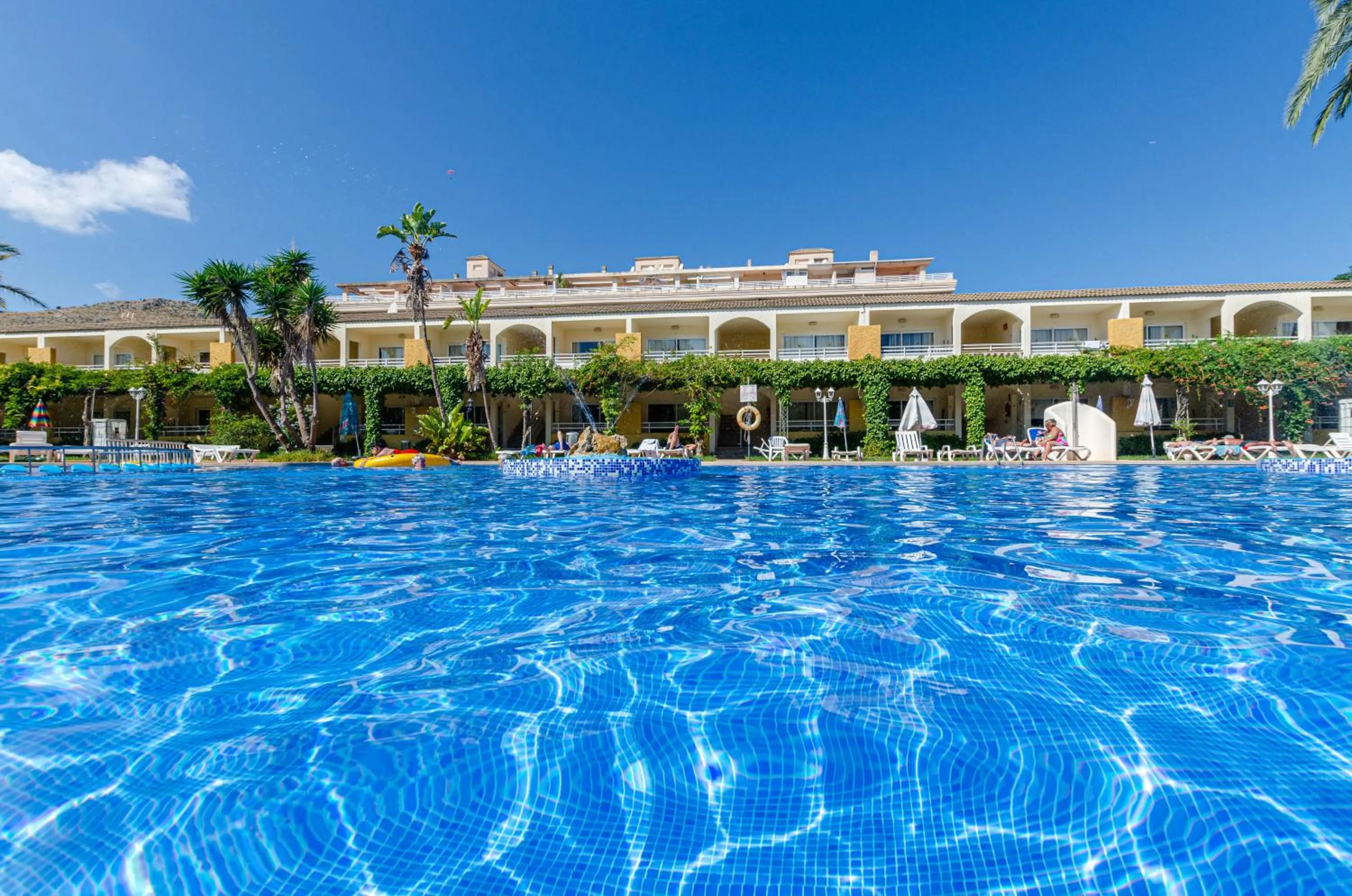 Swimming pool in Mariner Club
