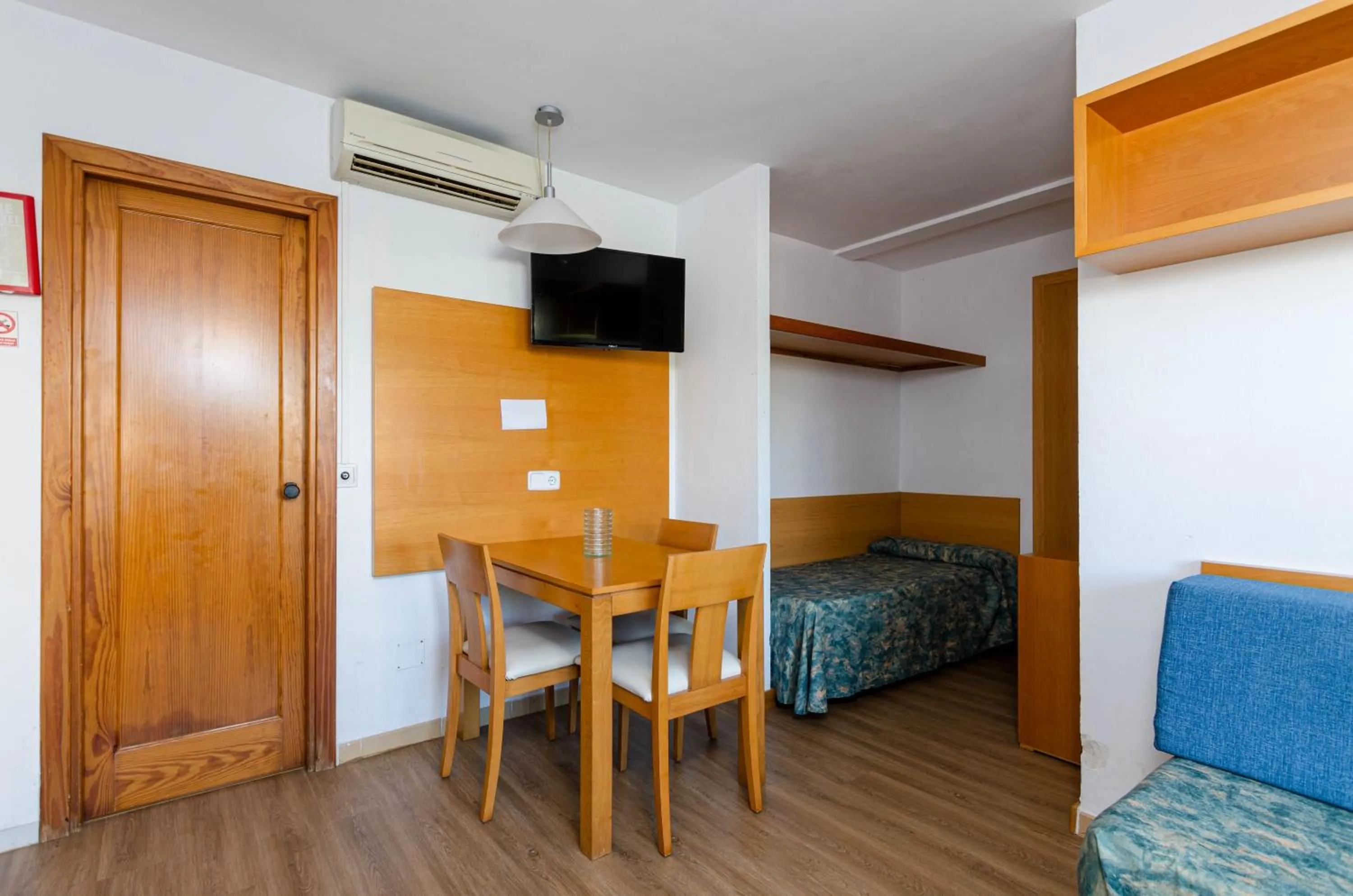 Living room, Bed in Mariner Club