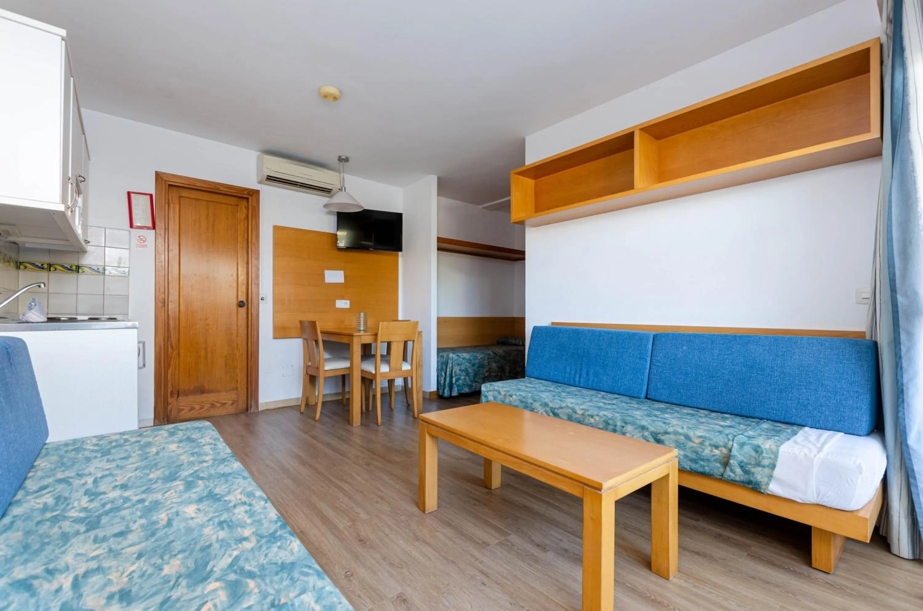 Living room, Bed in Mariner Club