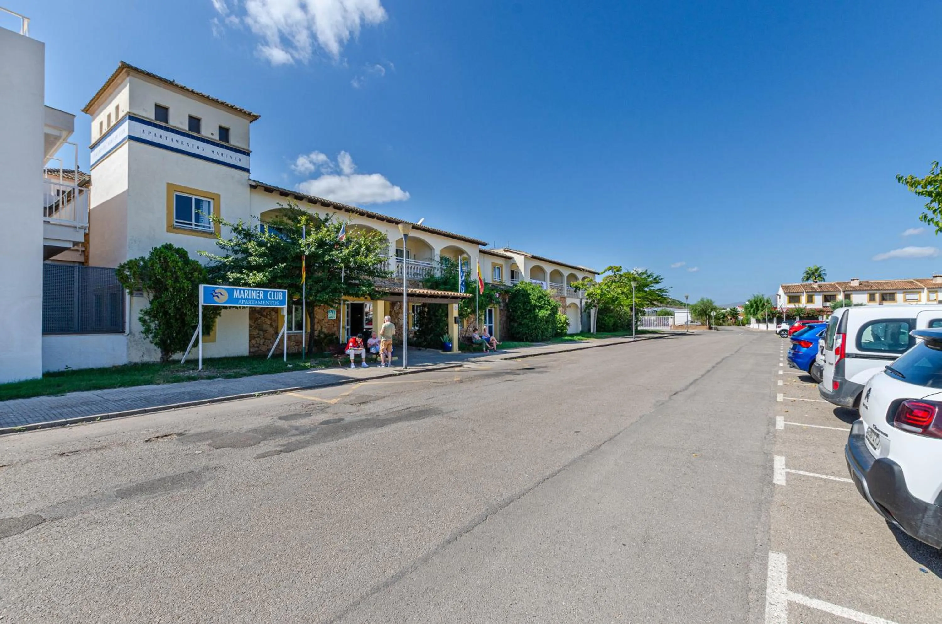 Facade/entrance in Mariner Club