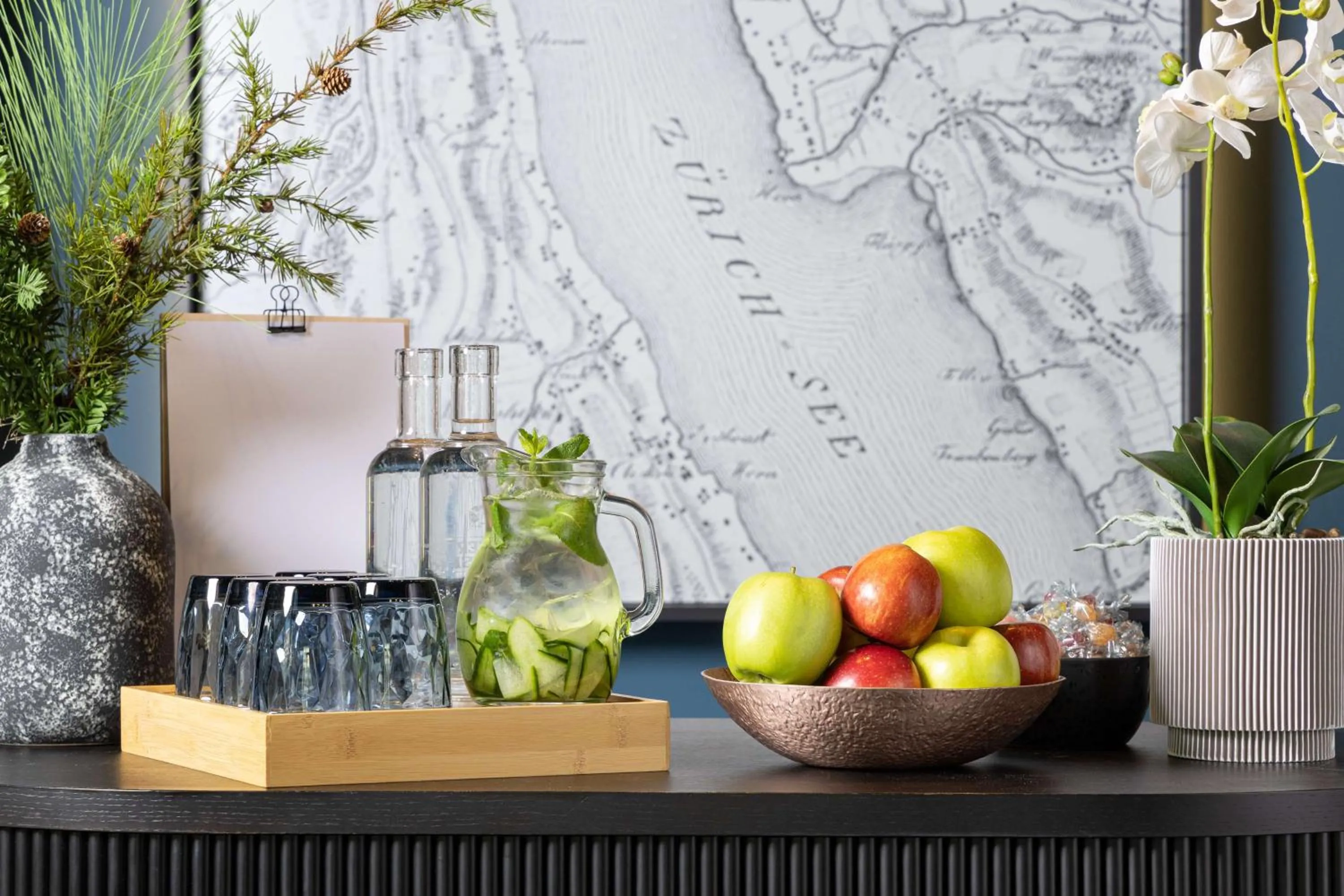 Communal lounge/ TV room in Radisson Hotel & Suites Zurich