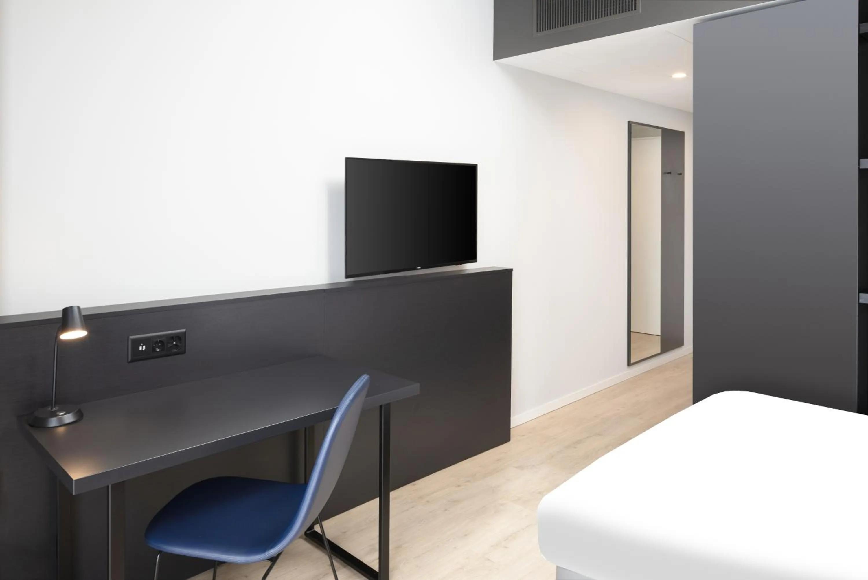 TV and multimedia, Bed in Radisson Hotel & Suites Zurich