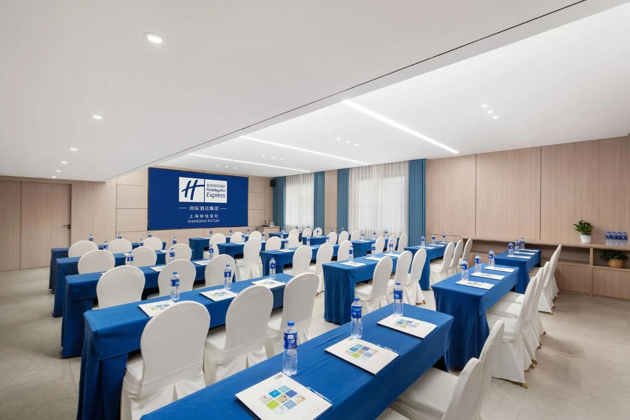 Meeting/conference room in Holiday Inn Express Shanghai Putuo by IHG