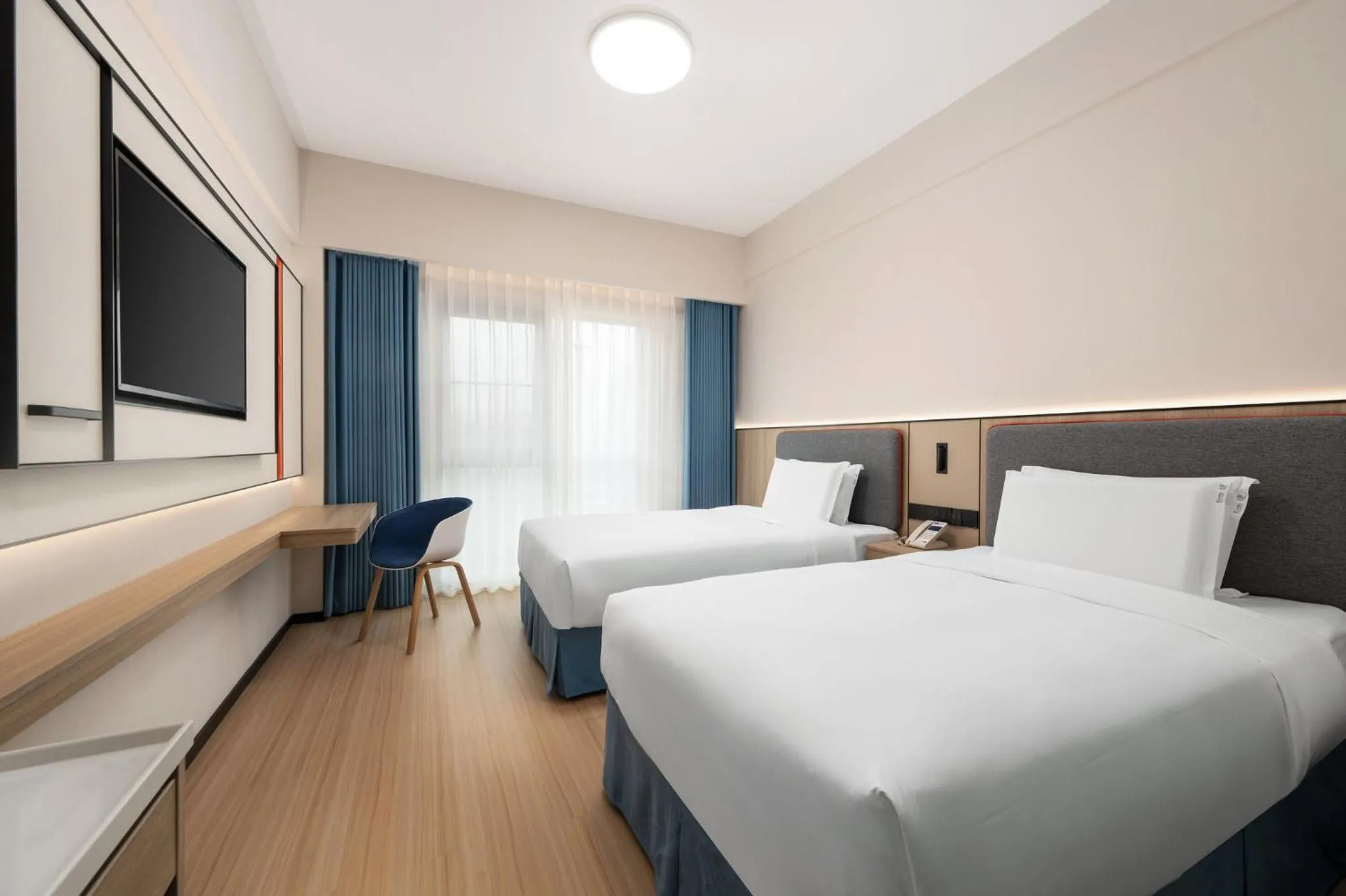 Photo of the whole room, Bed in Holiday Inn Express Shanghai Putuo by IHG