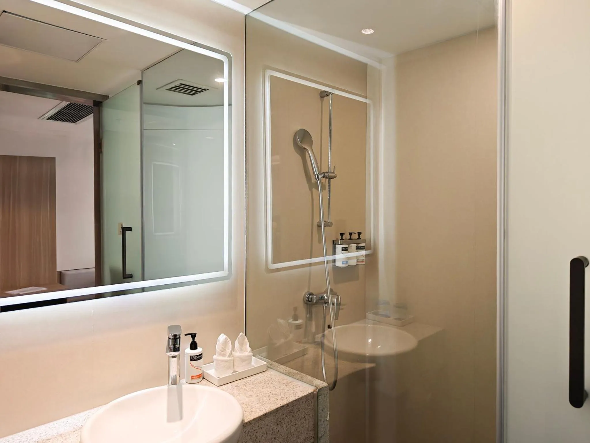 Photo of the whole room in Holiday Inn Express Shanghai Putuo by IHG