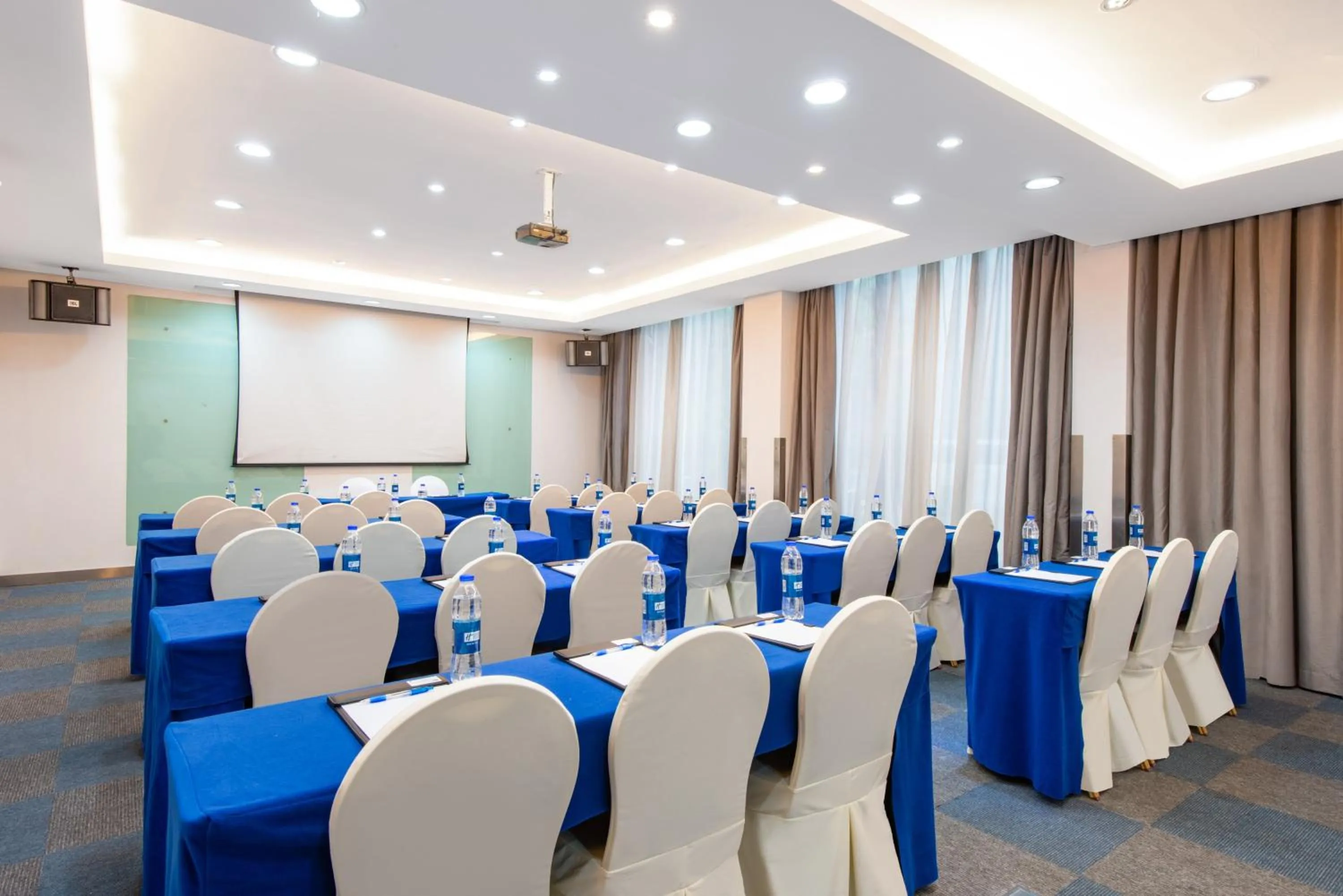 Meeting/conference room in Holiday Inn Express Shanghai Putuo by IHG