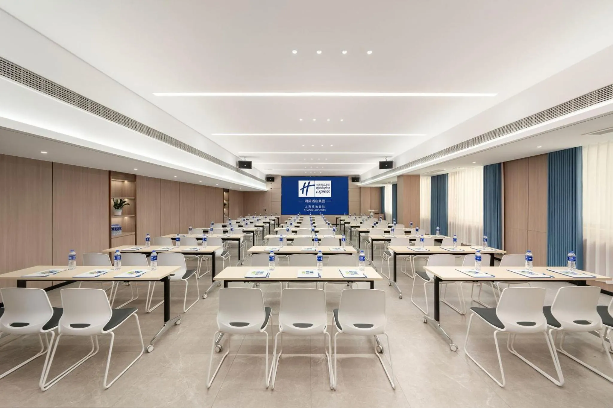 Meeting/conference room in Holiday Inn Express Shanghai Putuo by IHG