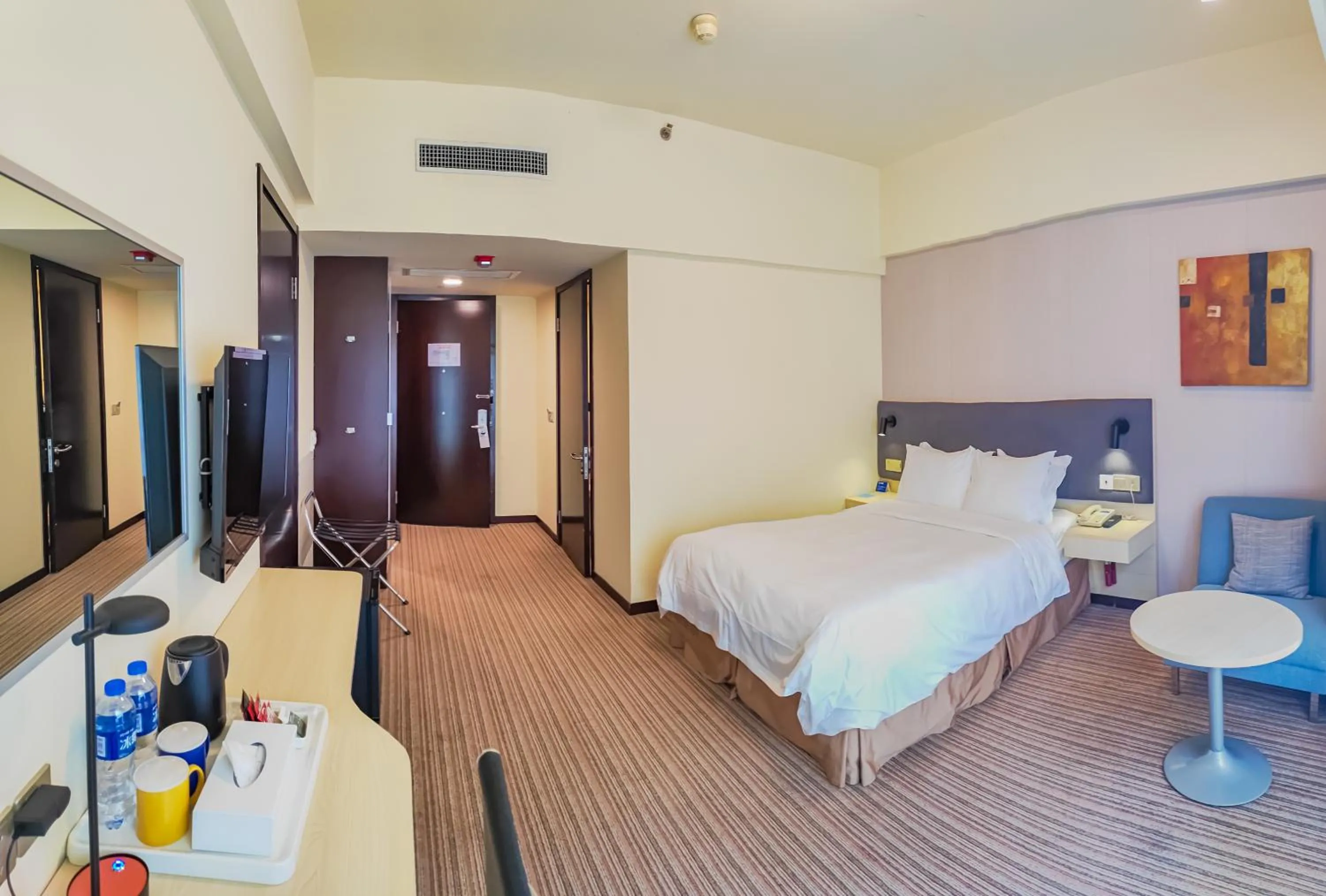 Photo of the whole room, Bed in Holiday Inn Express Shanghai Putuo by IHG