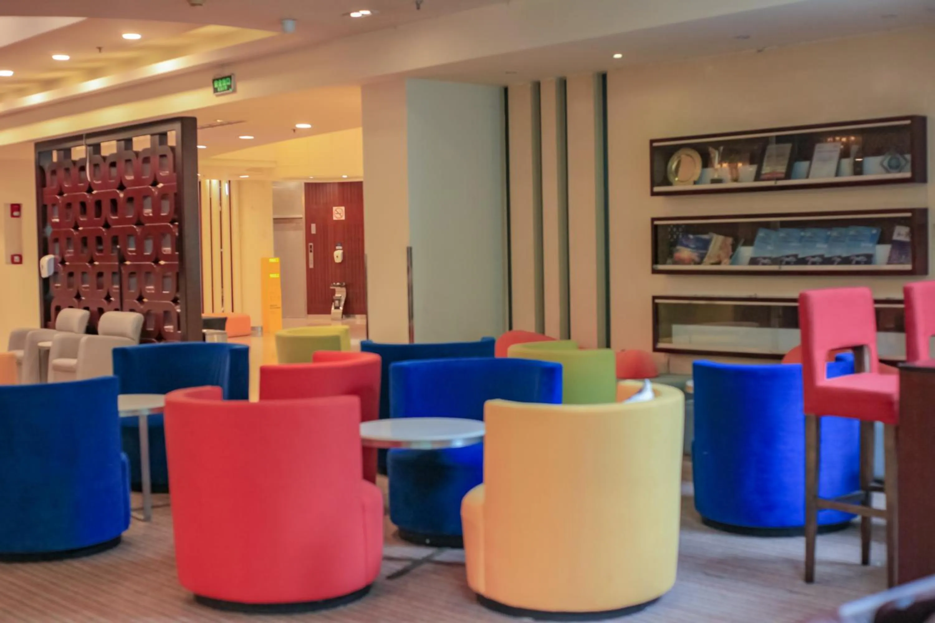 Seating area in Holiday Inn Express Shanghai Putuo by IHG
