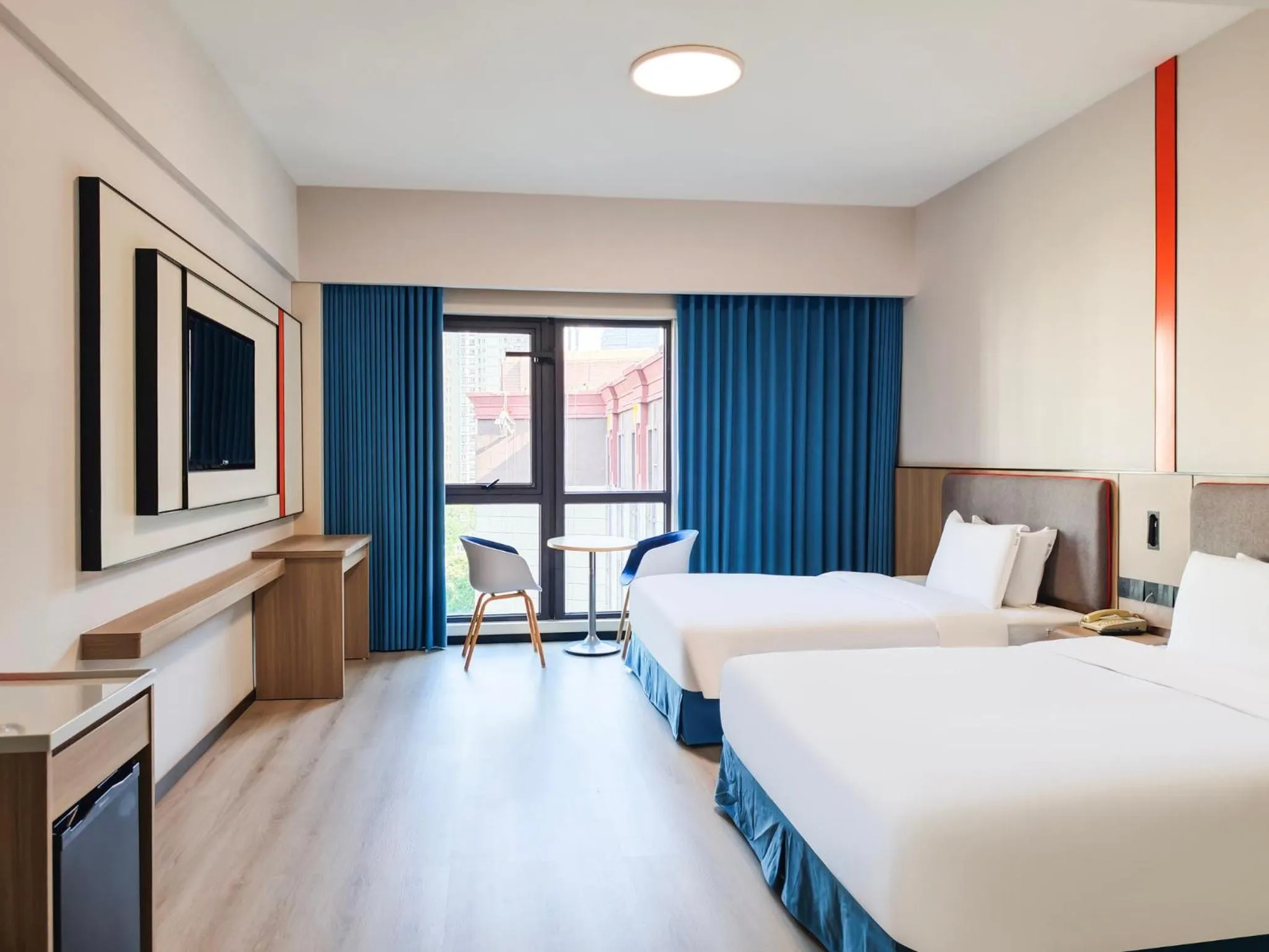 Photo of the whole room, Bed in Holiday Inn Express Shanghai Putuo by IHG