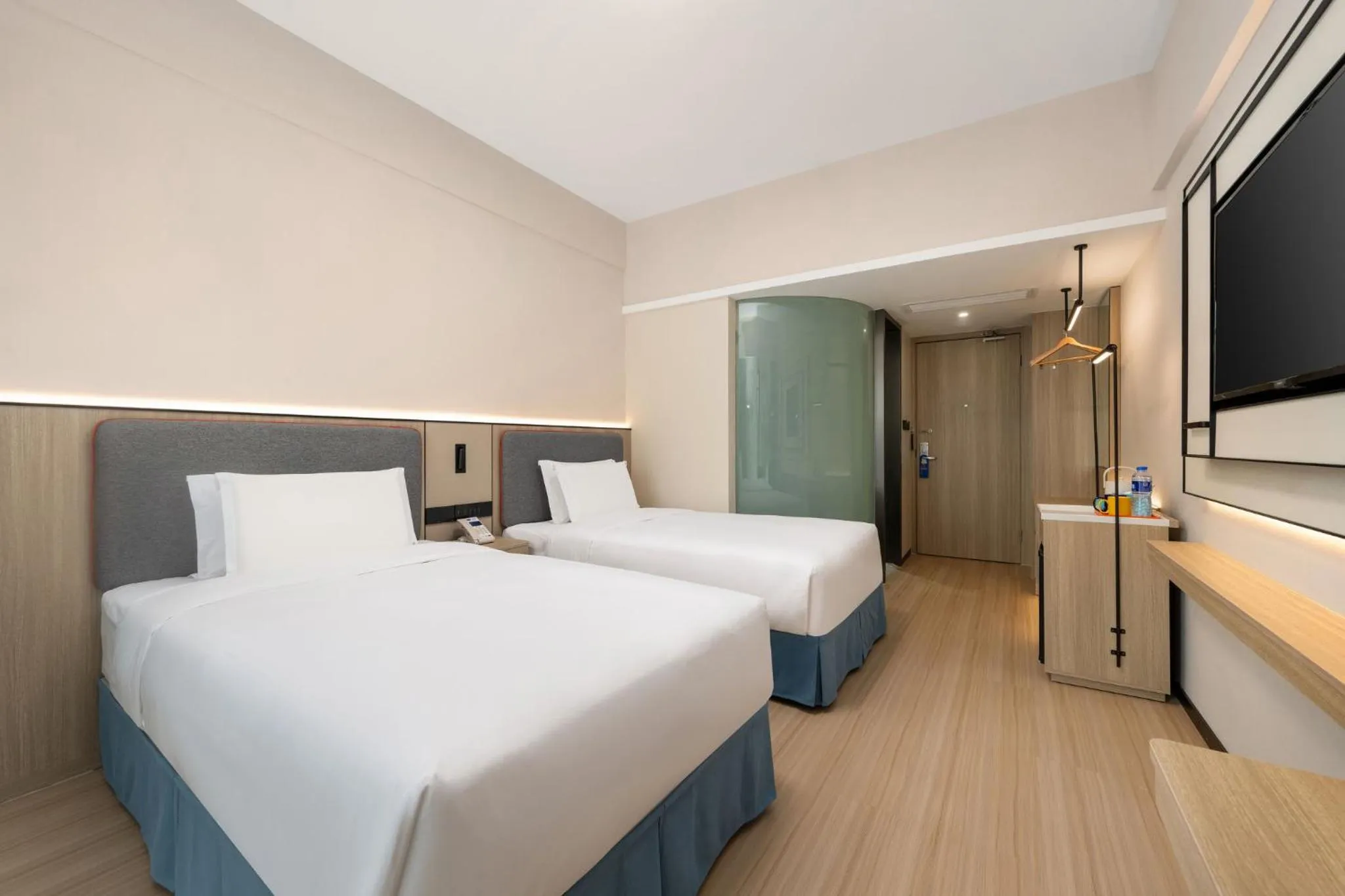 Photo of the whole room, Bed in Holiday Inn Express Shanghai Putuo by IHG