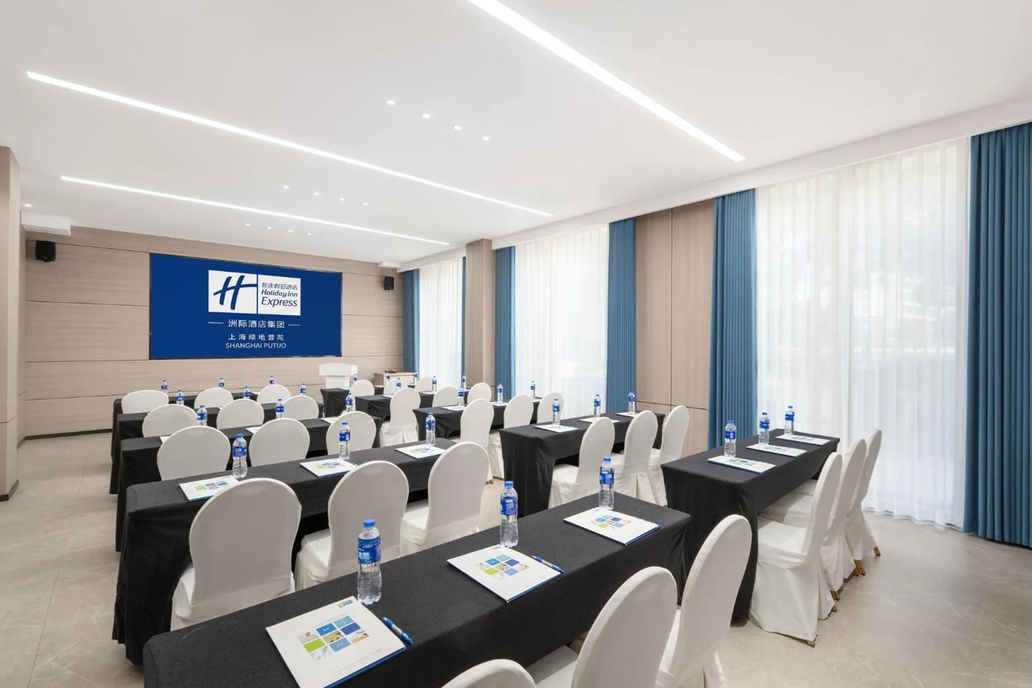 Meeting/conference room in Holiday Inn Express Shanghai Putuo by IHG