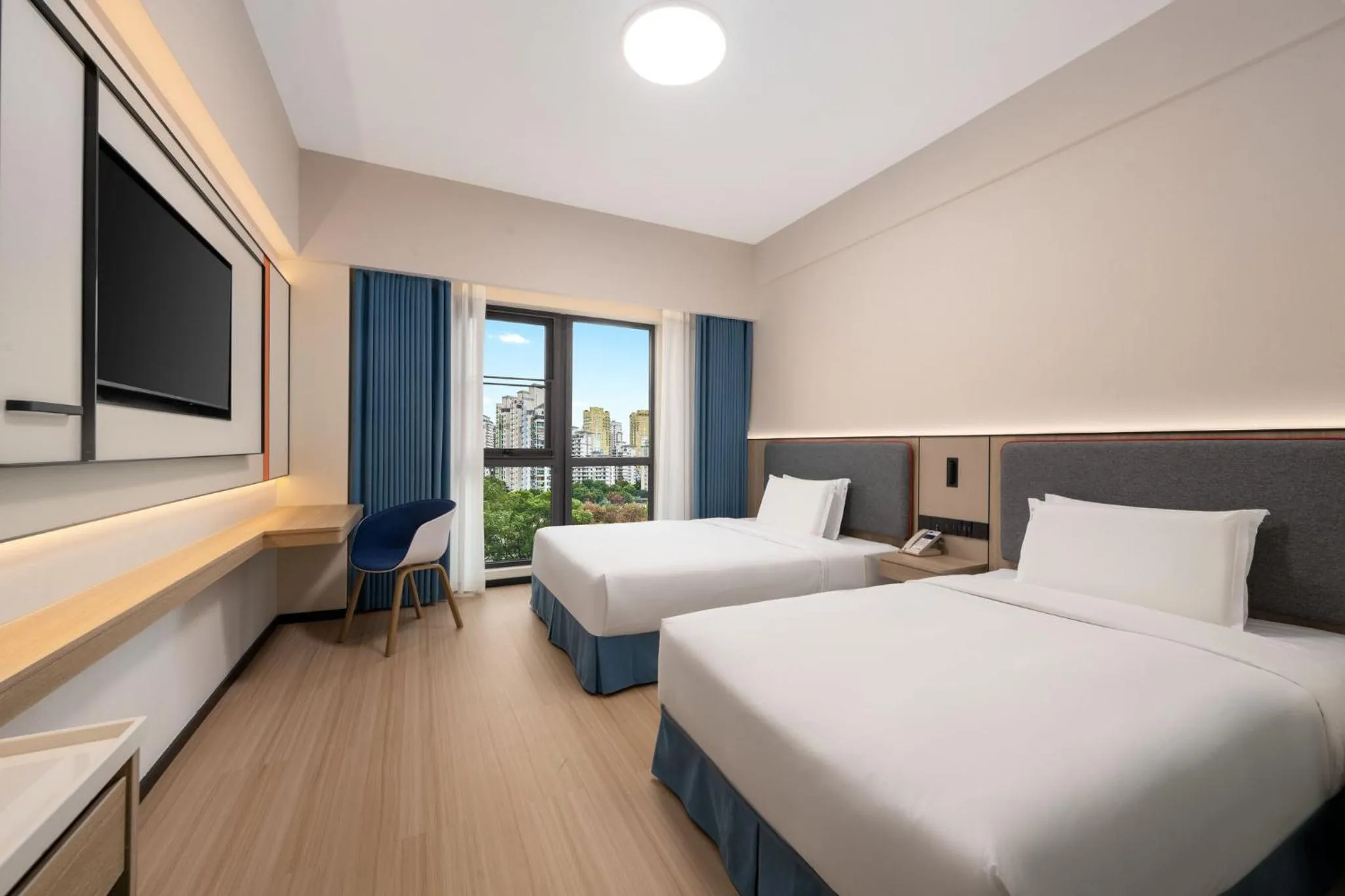 Photo of the whole room, Bed in Holiday Inn Express Shanghai Putuo by IHG