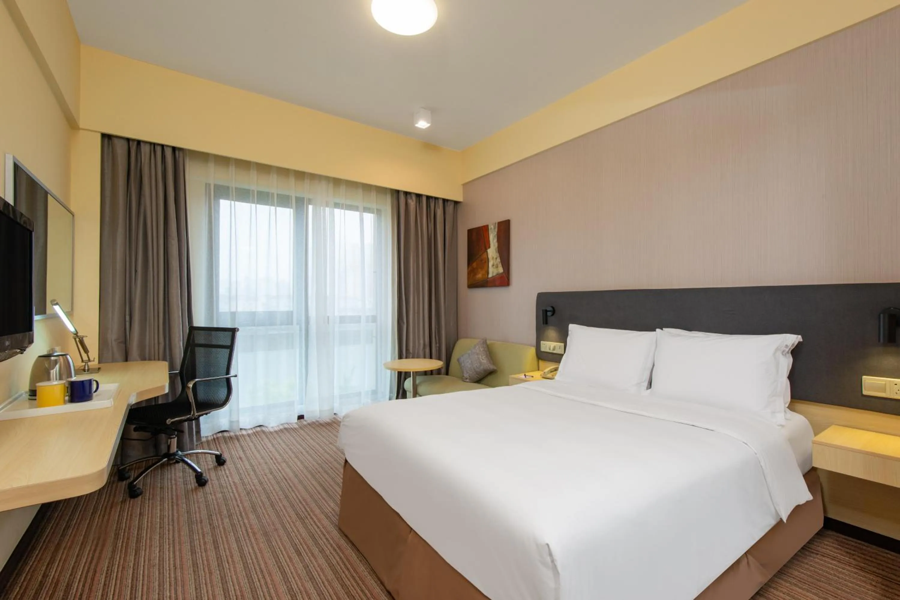 Photo of the whole room, Bed in Holiday Inn Express Shanghai Putuo by IHG