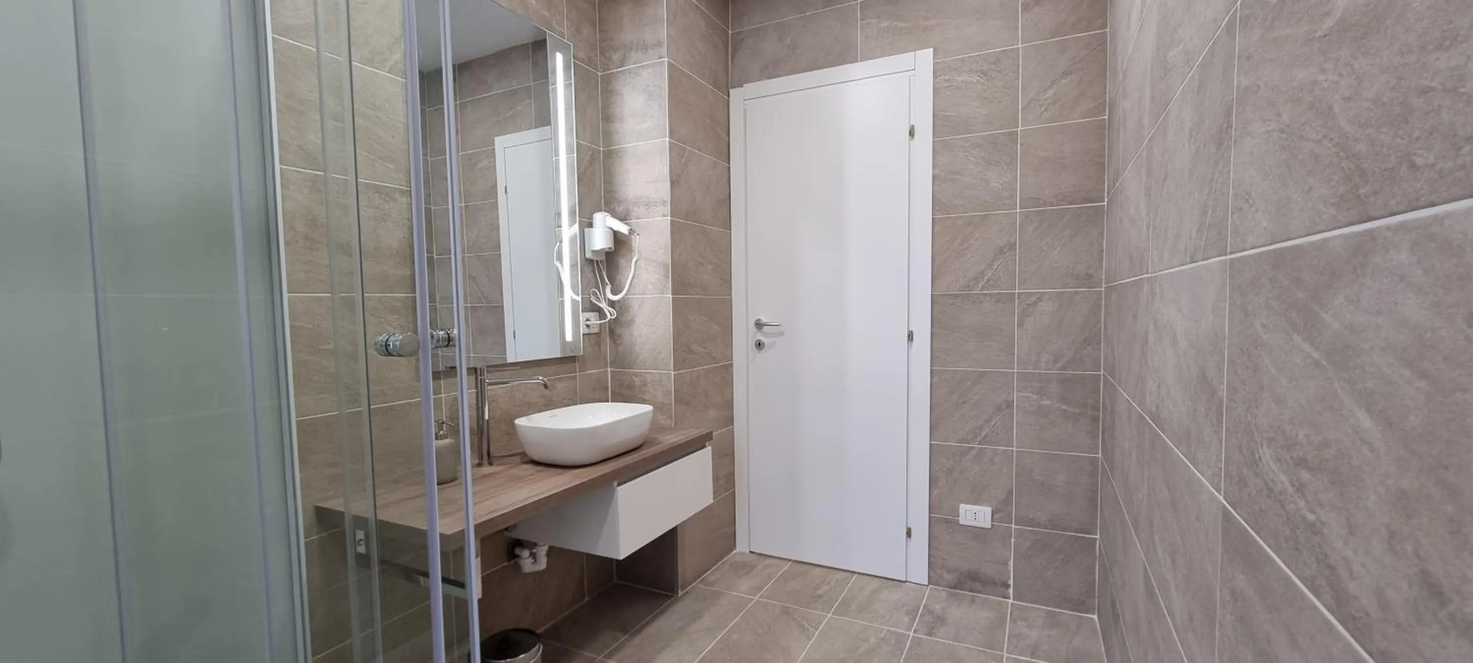 Bathroom in San Donato Policlinico Rooms