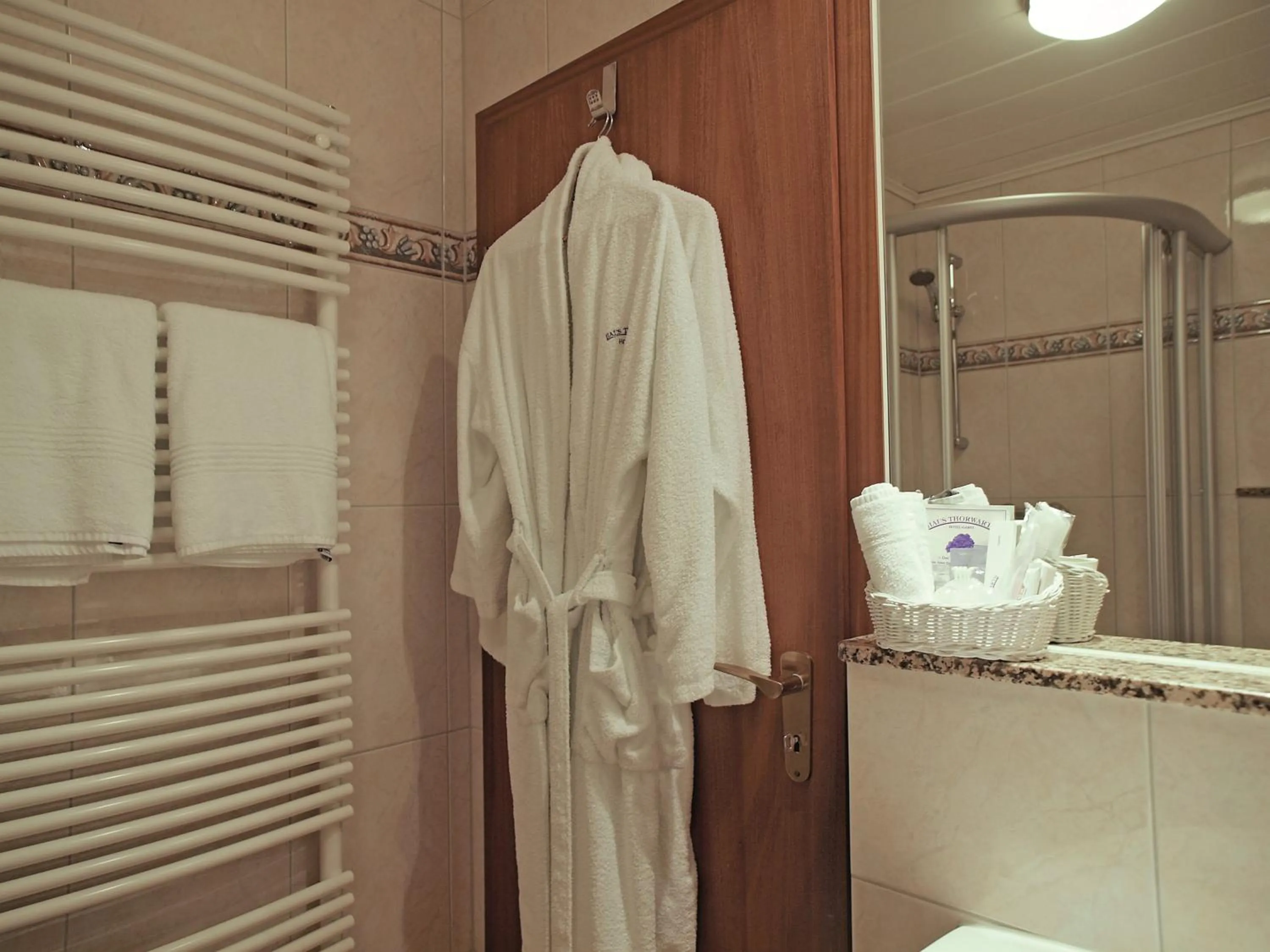 Bathroom in Haus Thorwarth - Hotel garni