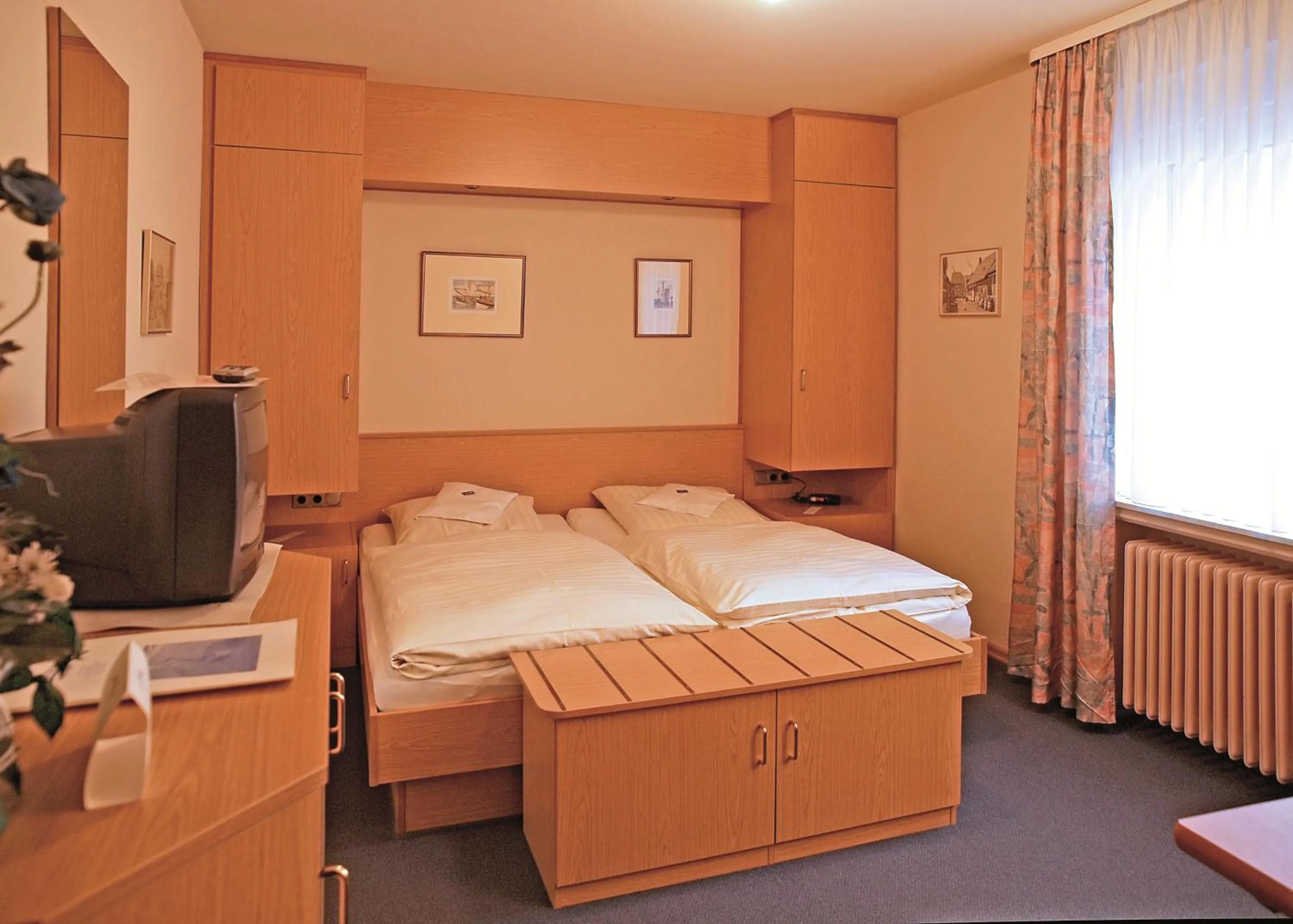 Photo of the whole room, Bed in Haus Thorwarth - Hotel garni