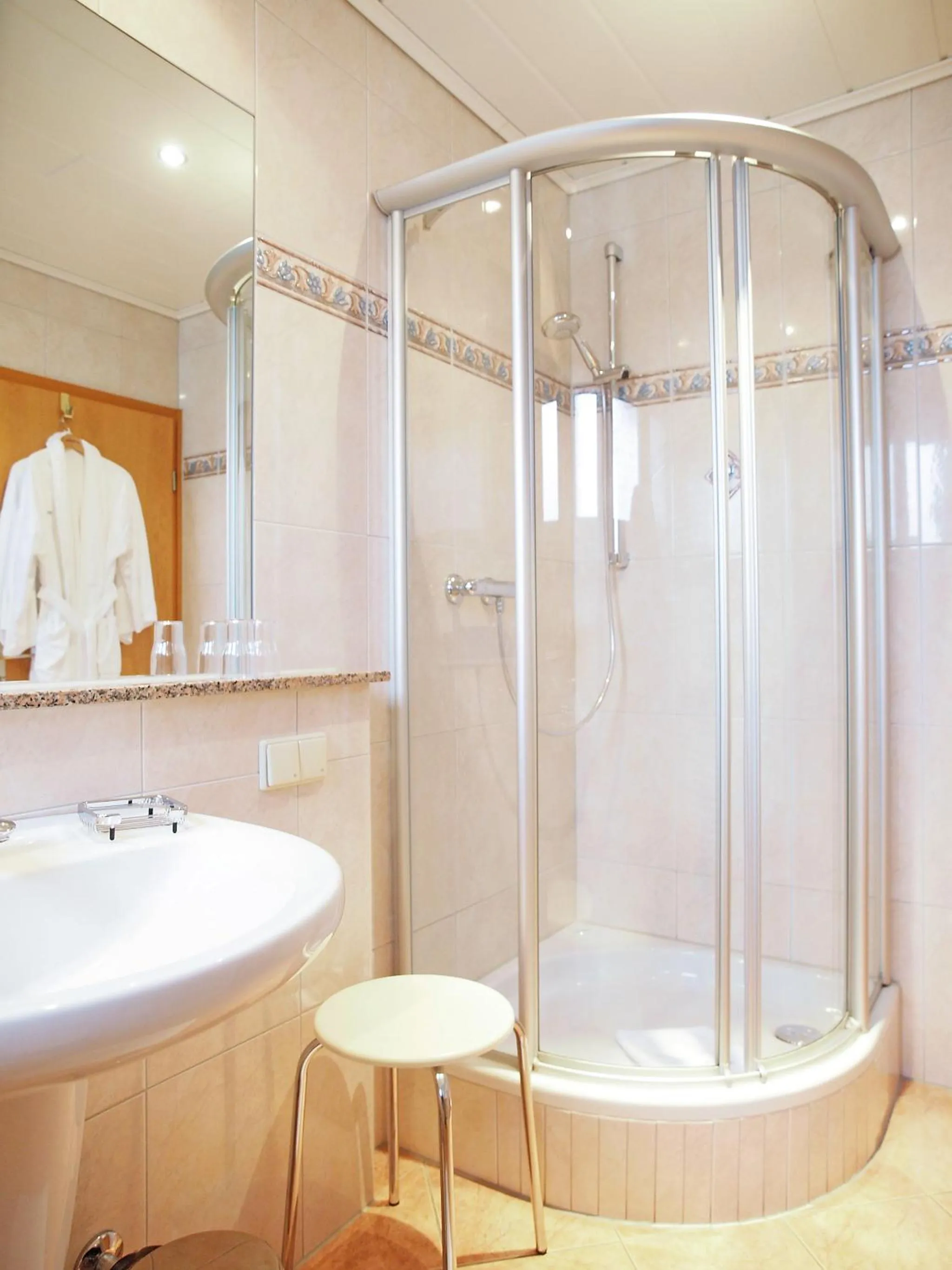 Bathroom in Haus Thorwarth - Hotel garni