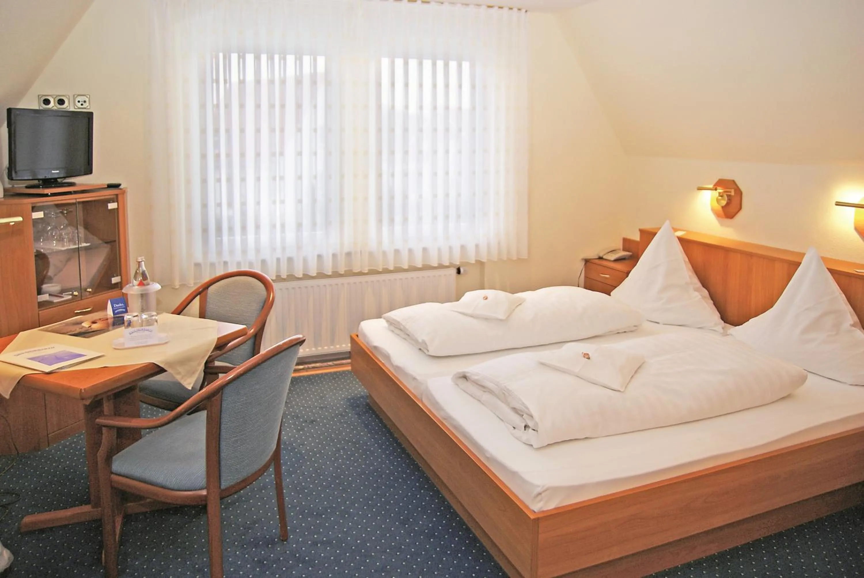 Photo of the whole room, Bed in Haus Thorwarth - Hotel garni