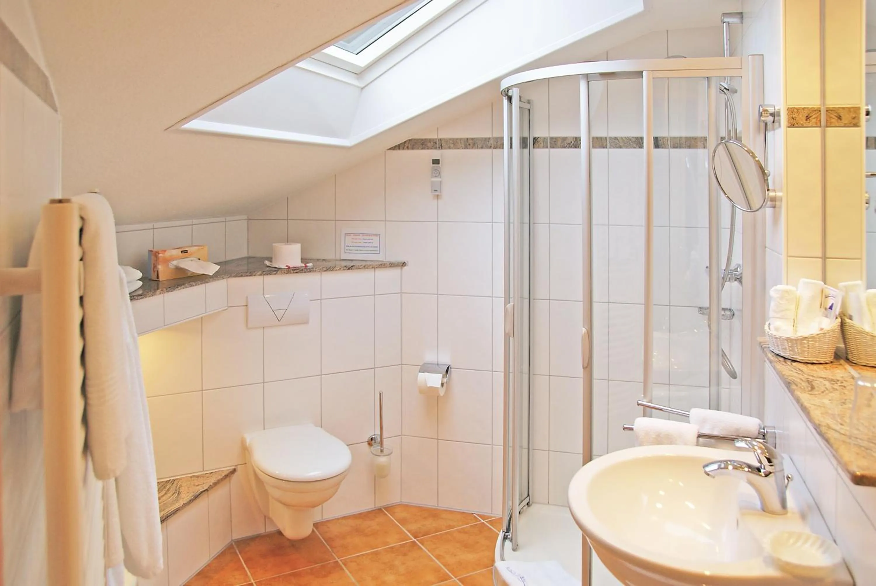 Bathroom in Haus Thorwarth - Hotel garni