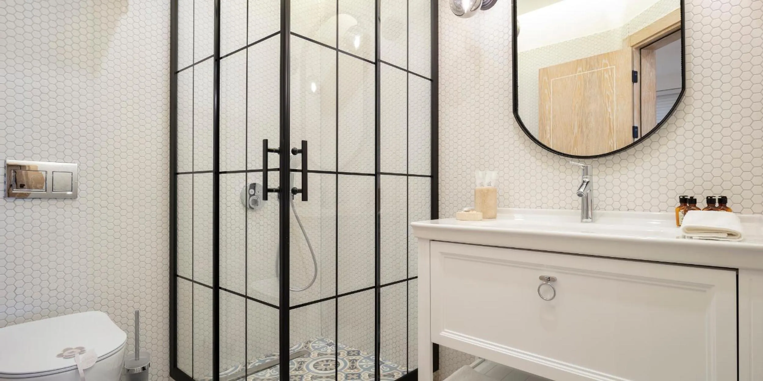 Shower in Ada Dreams City