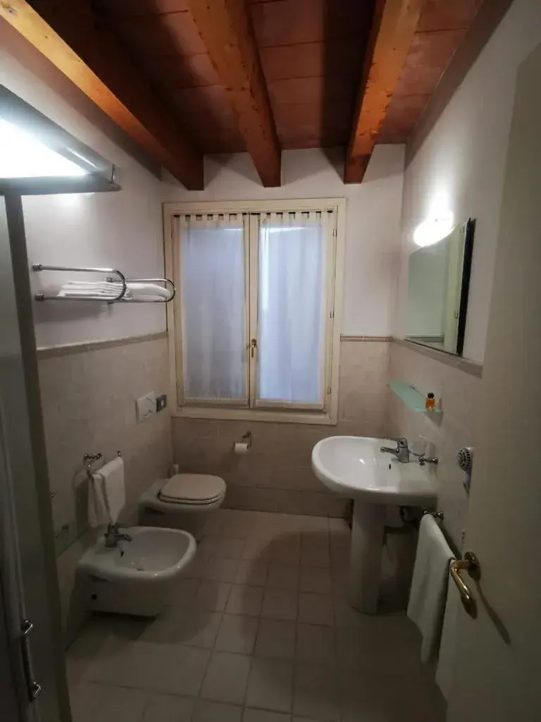 Single Room with Bathroom in IL Borgo Single Room with Bathroom in IL Borgo